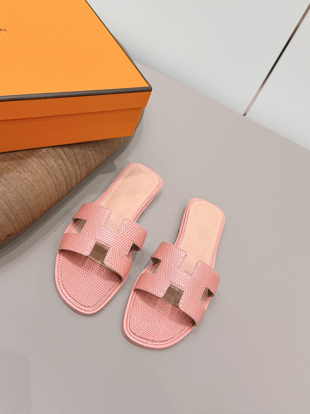NO:872901,: Airplane box 10 'Exclusive top version' HERME*H home 26 vs early spring new H sandals series... Hermès splash of color. The latest new spring color H sandals ♀ urban style Wellington has become a fashion highlight... Showing the brand's exquisite bootmaking technology, playing with contrasting fabrics and colors... A bit like an advanced version of Chelsea Love, cool, contrasting color splicing and fashion  Easy to put on and take off, the heel height is moderate, and it is not tiring to wear for a long time. It must be said that the taste of C-level brands is good... Upper: original customized lizard pattern cowhide Inner: original customized sheepskin Foot pads: original customized sheepskin Outsole: original customized leather combination sole Heel height: 1.0cm Size: 35–39 (34.40.41.42.43. Customized, non-returnable) Packaging: Original full set  Color: official website updated simultaneously, slippers, hermes, loafers, boots, slippers, cowhide, sheepskin19860909: 飞机盒10 《独家顶级版本》  HERME*H家26vs早春新款H凉拖系列…… Hermès 飞溅色彩.最新春季新增色H凉拖♀都市风格 Wellington成为时尚亮点……展现品牌精湛的制靴工艺,尽情玩转对比鲜明的面料与色彩…… 有点像进阶版切尔西乐福,酷,撞色拼接时尚度 方便穿脱,鞋跟高度适中,久穿不累型,得不得说C位品牌的品味就是好…… 鞋面: 原版定制蜥蜴纹牛皮 内里: 原版定制羊皮 垫脚: 原版定制羊皮 大底: 原版定制真皮组合底 跟高: 1.0cm 码数: 35–39(34.40.41.42.43.定做不退换) 包装: 原版全套包装 颜色:官网同步更新,拖鞋,hermes,loafers,boots,slippers,cowhide,sheepskin,Women's Shoes