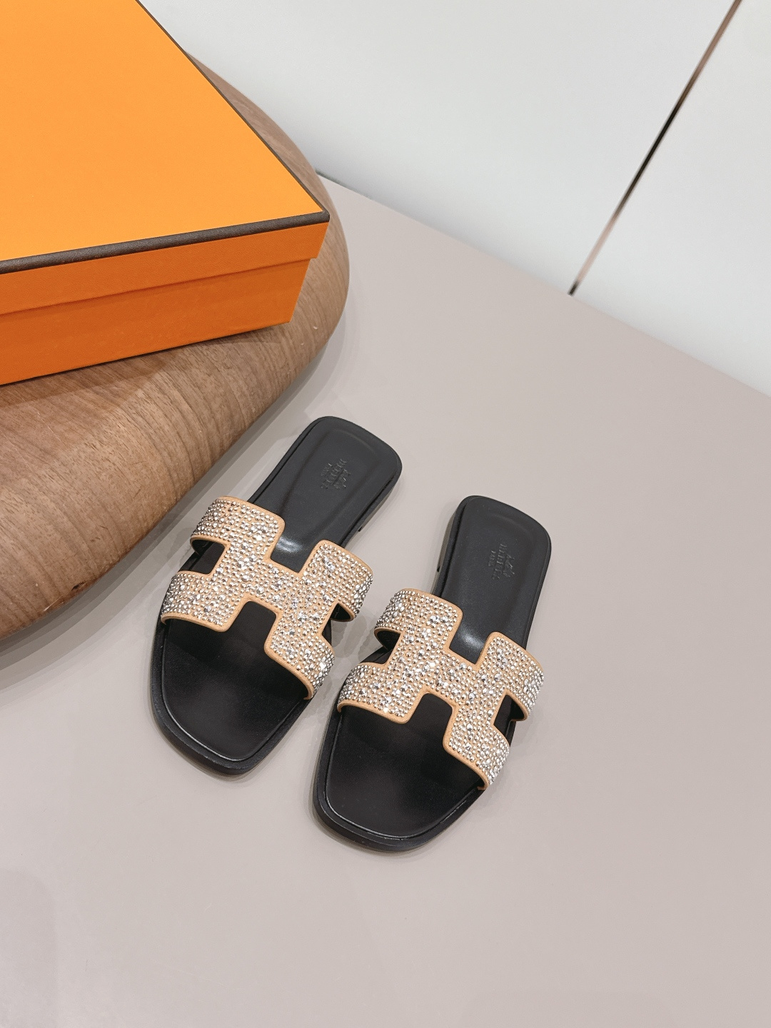 NO:872842,: Airplane box 10 'Exclusive top version' HERME*H home 26 vs early spring new H sandals series... Hermès splash of color. The latest new spring color H sandals ♀ urban style Wellington has become a fashion highlight... Showing the brand's exquisite bootmaking technology, playing with contrasting fabrics and colors... A bit like an advanced version of Chelsea Love, cool, contrasting color splicing and fashion  Easy to put on and take off, the heel height is moderate, and it is not tiring to wear for a long time. It must be said that the taste of C-level brands is good... Upper: original customized cowhide hot-drilling process. Lining: original customized sheepskin. Foot pads: original customized sheepskin. Outsole: original customized leather combination sole. Heel height: 1.0cm. Size: 35–39 (34.40.41.42.43. Customized, non-returnable). Packaging: Original full set of packaging.  Color: official website updated simultaneously, slippers, hermes, loafers, boots, slippers, sheepskin19860909: 飞机盒10 《独家顶级版本》  HERME*H家26vs早春新款H凉拖系列…… Hermès 飞溅色彩.最新春季新增色H凉拖♀都市风格 Wellington成为时尚亮点……展现品牌精湛的制靴工艺,尽情玩转对比鲜明的面料与色彩…… 有点像进阶版切尔西乐福,酷,撞色拼接时尚度 方便穿脱,鞋跟高度适中,久穿不累型,得不得说C位品牌的品味就是好…… 鞋面: 原版定制牛绒烫钻工艺 内里: 原版定制羊皮 垫脚: 原版定制羊皮 大底: 原版定制真皮组合底 跟高: 1.0cm 码数: 35–39(34.40.41.42.43.定做不退换) 包装: 原版全套包装 颜色:官网同步更新,拖鞋,hermes,loafers,boots,slippers,sheepskin,Women's Shoes