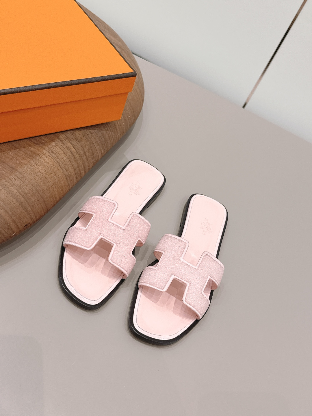 NO:872854,: Airplane box 10 'Exclusive top version' HERME*H home 26 vs early spring new H sandals series... Hermès splash of color. The latest new spring color H sandals ♀ urban style Wellington has become a fashion highlight... Showing the brand's exquisite bootmaking technology, playing with contrasting fabrics and colors... A bit like an advanced version of Chelsea Love, cool, contrasting color splicing and fashion  Easy to put on and take off, the heel height is moderate, and it is not tiring to wear for a long time. It must be said that the taste of C-level brands is good... Upper: Original customized cow velvet perm beading process. Inner: Original customized sheepskin. Foot pads: Original customized sheepskin. Outsole: Original customized genuine leather combination sole. Heel height: 1.0cm. Size: 35–39 (34.40.41.42.43. Customized, non-returnable). Packaging: Original full set of packaging.  Color: official website updated simultaneously, slippers, hermes, loafers, boots, slippers, sheepskin19860909: 飞机盒10 《独家顶级版本》  HERME*H家26vs早春新款H凉拖系列…… Hermès 飞溅色彩.最新春季新增色H凉拖♀都市风格 Wellington成为时尚亮点……展现品牌精湛的制靴工艺,尽情玩转对比鲜明的面料与色彩…… 有点像进阶版切尔西乐福,酷,撞色拼接时尚度 方便穿脱,鞋跟高度适中,久穿不累型,得不得说C位品牌的品味就是好…… 鞋面: 原版定制牛绒烫珠工艺 内里: 原版定制羊皮 垫脚: 原版定制羊皮 大底: 原版定制真皮组合底 跟高: 1.0cm 码数: 35–39(34.40.41.42.43.定做不退换) 包装: 原版全套包装 颜色:官网同步更新,拖鞋,hermes,loafers,boots,slippers,sheepskin,Women's Shoes