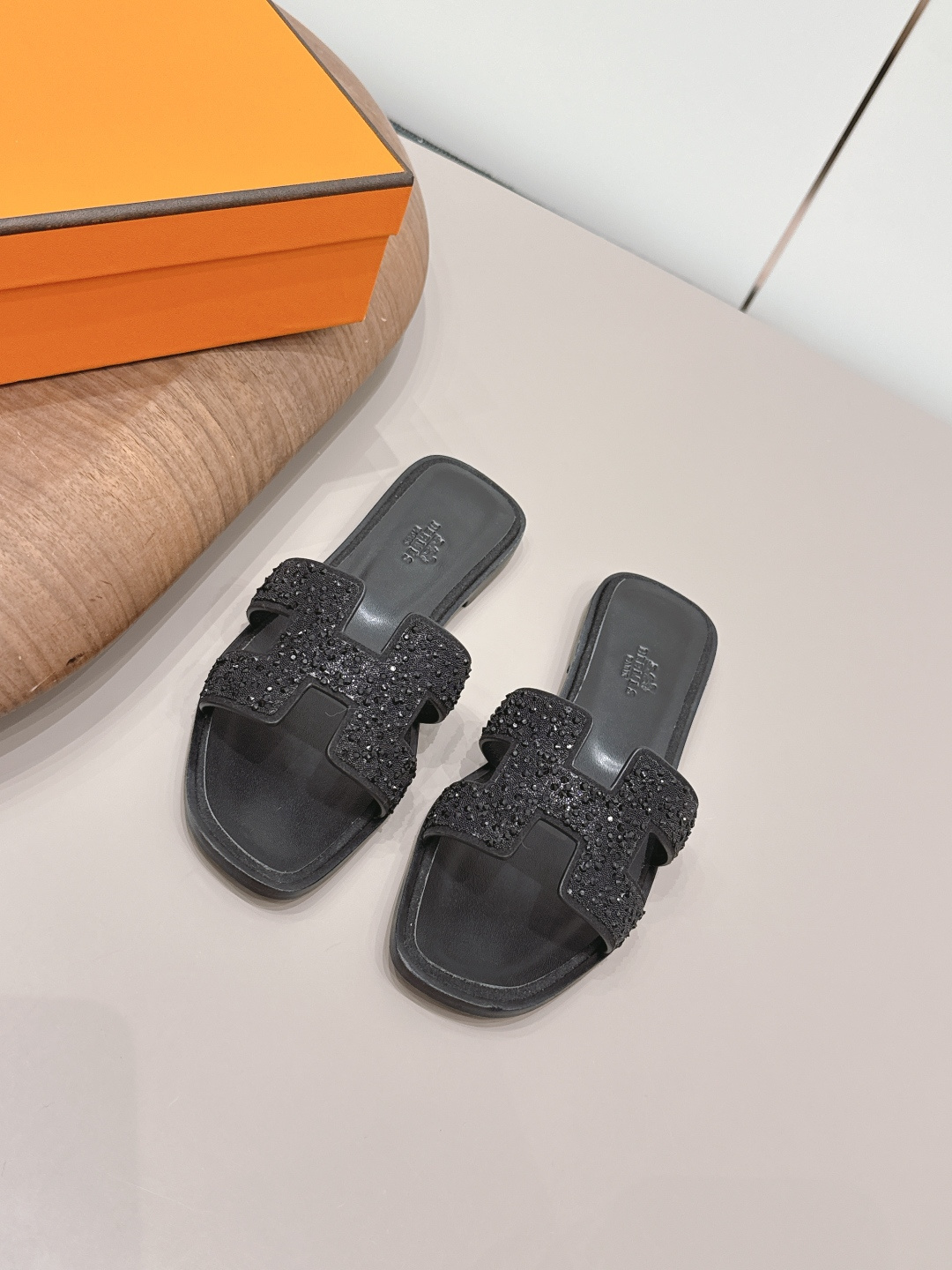 NO:872866,: Airplane box 10 'Exclusive top version' HERME*H home 26 vs early spring new H sandals series... Hermès splash of color. The latest new spring color H sandals ♀ urban style Wellington has become a fashion highlight... Showing the brand's exquisite bootmaking technology, playing with contrasting fabrics and colors... A bit like an advanced version of Chelsea Love, cool, contrasting color splicing and fashion  Easy to put on and take off, the heel height is moderate, and it is not tiring to wear for a long time. It must be said that the taste of C-level brands is good... Upper: original customized cowhide hot-drilling process. Lining: original customized sheepskin. Foot pads: original customized sheepskin. Outsole: original customized leather combination sole. Heel height: 1.0cm. Size: 35–39 (34.40.41.42.43. Customized, non-returnable). Packaging: Original full set of packaging.  Color: official website updated simultaneously, slippers, hermes, loafers, boots, slippers, sheepskin19860909: 飞机盒10 《独家顶级版本》  HERME*H家26vs早春新款H凉拖系列…… Hermès 飞溅色彩.最新春季新增色H凉拖♀都市风格 Wellington成为时尚亮点……展现品牌精湛的制靴工艺,尽情玩转对比鲜明的面料与色彩…… 有点像进阶版切尔西乐福,酷,撞色拼接时尚度 方便穿脱,鞋跟高度适中,久穿不累型,得不得说C位品牌的品味就是好…… 鞋面: 原版定制牛绒烫钻工艺 内里: 原版定制羊皮 垫脚: 原版定制羊皮 大底: 原版定制真皮组合底 跟高: 1.0cm 码数: 35–39(34.40.41.42.43.定做不退换) 包装: 原版全套包装 颜色:官网同步更新,拖鞋,hermes,loafers,boots,slippers,sheepskin,Women's Shoes