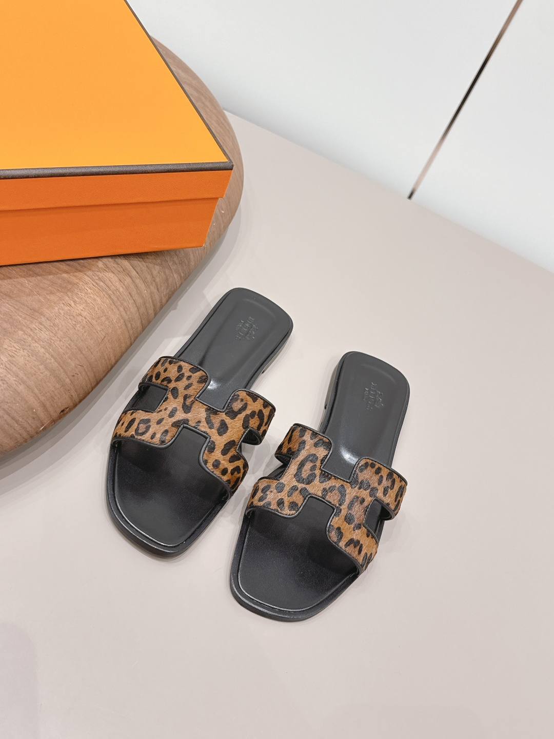 NO:872890,: Airplane box 10 'Exclusive top version' HERME*H home 26 vs early spring new H sandals series... Hermès splash of color. The latest new spring color H sandals ♀ urban style Wellington has become a fashion highlight... Showing the brand's exquisite bootmaking technology, playing with contrasting fabrics and colors... A bit like an advanced version of Chelsea Love, cool, contrasting color splicing and fashion  Easy to put on and take off, the heel height is moderate, and it is not tiring to wear for a long time. It must be said that the taste of C-level brands is good... Upper: original customized horse hair Inner: original customized sheepskin Foot pads: original customized sheepskin Outsole: original customized leather combination sole Heel height: 1.0cm Size: 35–39 (34.40.41.42.43. Customized, non-returnable) Packaging: Original full set of packaging  Color: official website updated simultaneously, slippers, hermes, loafers, boots, slippers, sheepskin19860909: 飞机盒10 《独家顶级版本》  HERME*H家26vs早春新款H凉拖系列…… Hermès 飞溅色彩.最新春季新增色H凉拖♀都市风格 Wellington成为时尚亮点……展现品牌精湛的制靴工艺,尽情玩转对比鲜明的面料与色彩…… 有点像进阶版切尔西乐福,酷,撞色拼接时尚度 方便穿脱,鞋跟高度适中,久穿不累型,得不得说C位品牌的品味就是好…… 鞋面: 原版定制马毛 内里: 原版定制羊皮 垫脚: 原版定制羊皮 大底: 原版定制真皮组合底 跟高: 1.0cm 码数: 35–39(34.40.41.42.43.定做不退换) 包装: 原版全套包装 颜色:官网同步更新,拖鞋,hermes,loafers,boots,slippers,sheepskin,Women's Shoes