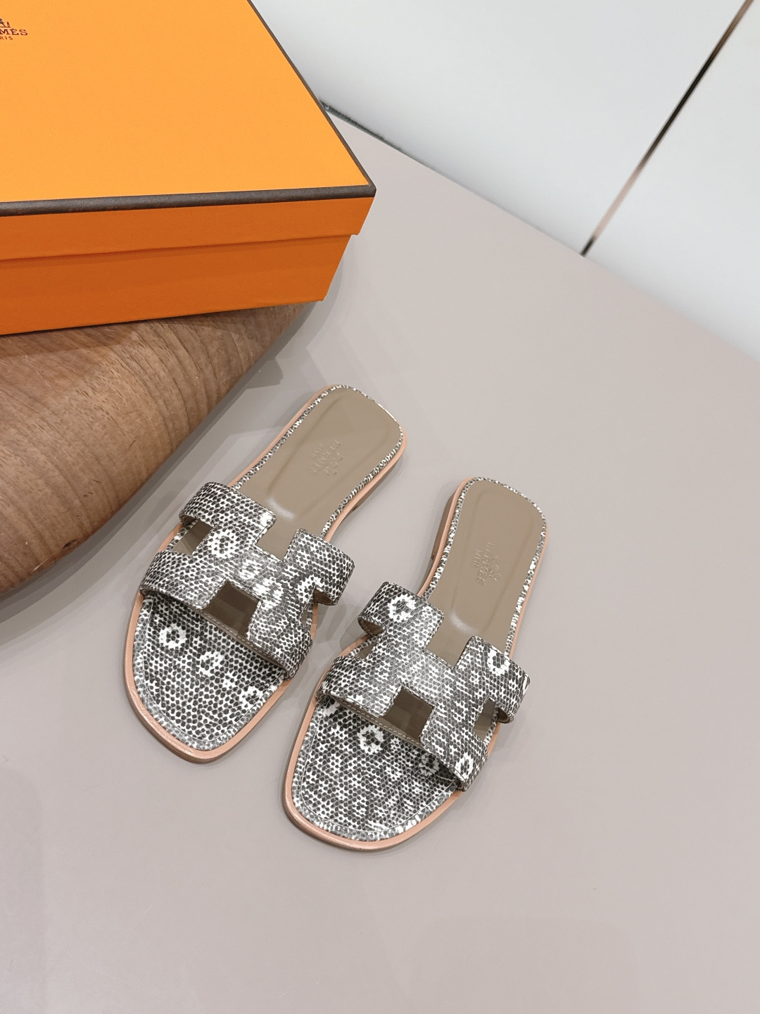 NO:872878,: Airplane box 10 'Exclusive top version' HERME*H home 26 vs early spring new H sandals series... Hermès splash of color. The latest new spring color H sandals ♀ urban style Wellington has become a fashion highlight... Showing the brand's exquisite bootmaking technology, playing with contrasting fabrics and colors... A bit like an advanced version of Chelsea Love, cool, contrasting color splicing and fashion  Easy to put on and take off, the heel height is moderate, and it is not tiring to wear for a long time. It must be said that the taste of C-level brands is good... Upper: original customized snake grain cowhide Inner: original customized sheepskin Foot pads: original customized sheepskin Outsole: original customized leather combination sole Heel height: 1.0cm Size: 35–39 (34.40.41.42.43. Customized, non-returnable) Packaging: Original full set of packaging  Color: official website updated simultaneously, slippers, hermes, loafers, boots, slippers, cowhide, sheepskin19860909: 飞机盒10 《独家顶级版本》  HERME*H家26vs早春新款H凉拖系列…… Hermès 飞溅色彩.最新春季新增色H凉拖♀都市风格 Wellington成为时尚亮点……展现品牌精湛的制靴工艺,尽情玩转对比鲜明的面料与色彩…… 有点像进阶版切尔西乐福,酷,撞色拼接时尚度 方便穿脱,鞋跟高度适中,久穿不累型,得不得说C位品牌的品味就是好…… 鞋面: 原版定制蛇纹牛皮 内里: 原版定制羊皮 垫脚: 原版定制羊皮 大底: 原版定制真皮组合底 跟高: 1.0cm 码数: 35–39(34.40.41.42.43.定做不退换) 包装: 原版全套包装 颜色:官网同步更新,拖鞋,hermes,loafers,boots,slippers,cowhide,sheepskin,Women's Shoes