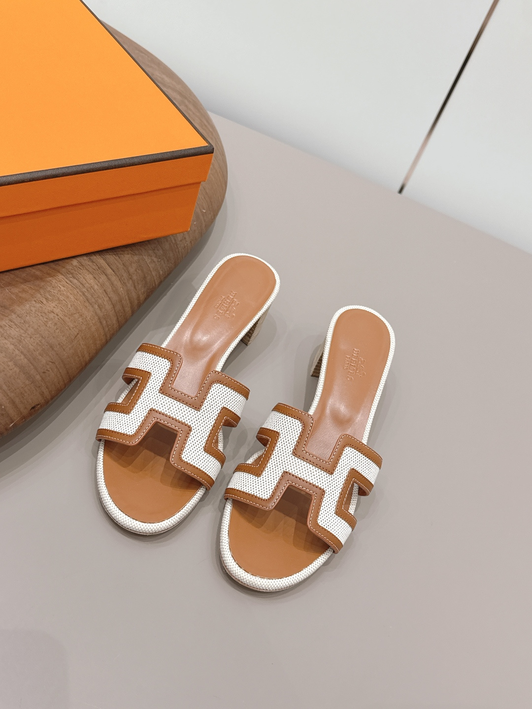 NO:872910,: Airplane box 10 'Exclusive top version' HERME*H home 26 vs early spring new H sandals series... Hermès splash of color. The latest new spring color H sandals ♀ urban style Wellington has become a fashion highlight... Showing the brand's exquisite bootmaking technology, playing with contrasting fabrics and colors... A bit like an advanced version of Chelsea Love, cool, contrasting color splicing and fashion  Easy to put on and take off, the heel height is moderate, and it is not tiring to wear for a long time. It must be said that the taste of C-level brands is good... Upper: original customized cowhide/woven fabric color matching process Inner: original customized sheepskin Foot pads: original customized sheepskin Outsole: original customized leather combination sole Heel height: 5cm Size: 35–39 (34.40.41.42.43. Customized, non-returnable) Packaging: Original full set of packaging  Color: official website updated simultaneously, slippers, hermes, loafers, boots, slippers, cowhide, sheepskin19860909: 飞机盒10 《独家顶级版本》  HERME*H家26vs早春新款H凉拖系列…… Hermès 飞溅色彩.最新春季新增色H凉拖♀都市风格 Wellington成为时尚亮点……展现品牌精湛的制靴工艺,尽情玩转对比鲜明的面料与色彩…… 有点像进阶版切尔西乐福,酷,撞色拼接时尚度 方便穿脱,鞋跟高度适中,久穿不累型,得不得说C位品牌的品味就是好…… 鞋面: 原版定制牛皮/织布拼色工艺 内里: 原版定制羊皮 垫脚: 原版定制羊皮 大底: 原版定制真皮组合底 跟高: 5cm 码数: 35–39(34.40.41.42.43.定做不退换) 包装: 原版全套包装 颜色:官网同步更新,拖鞋,hermes,loafers,boots,slippers,cowhide,sheepskin,Women's Shoes