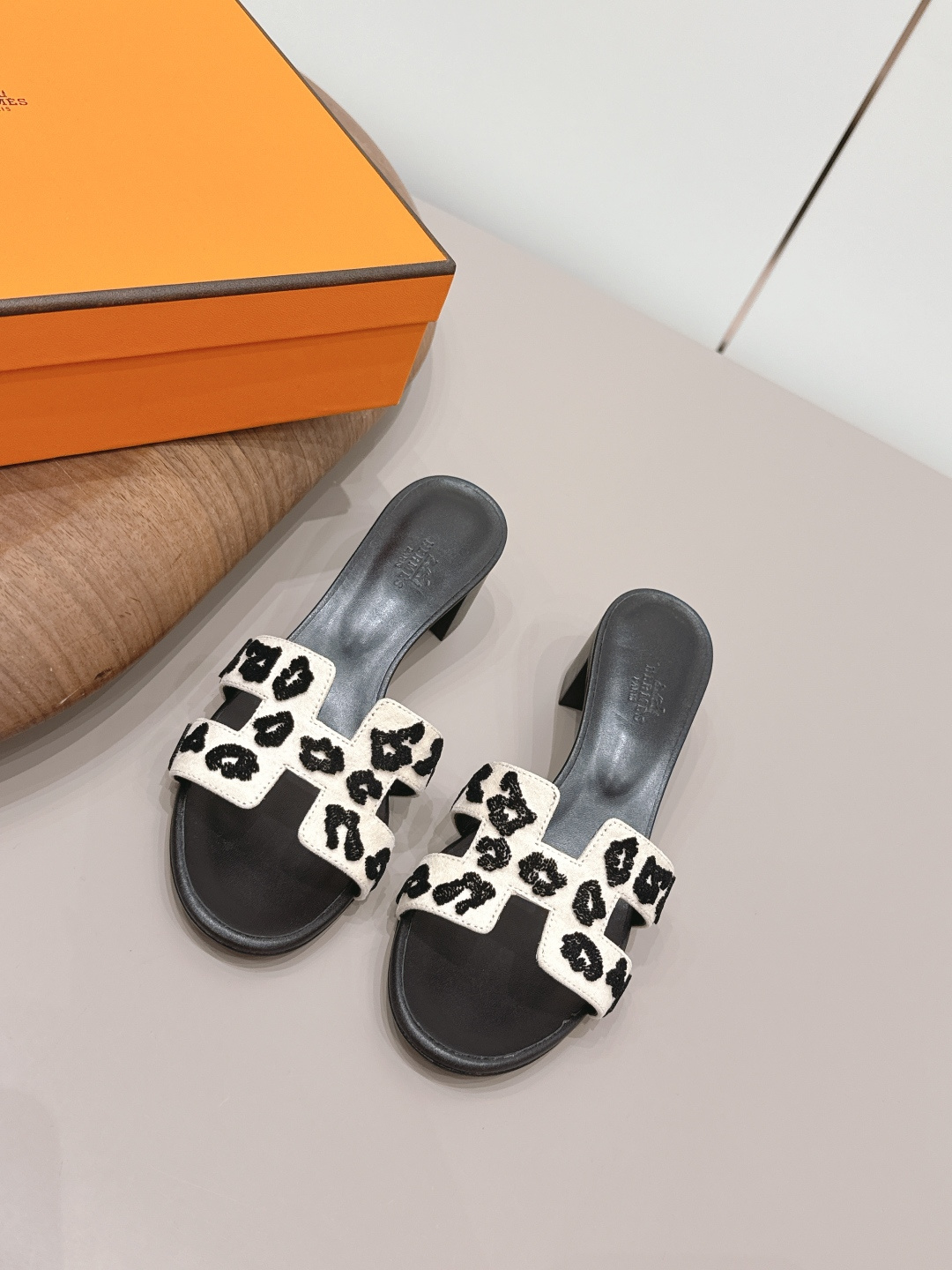 NO:872921,: Airplane box 10 'Exclusive top version' HERME*H home 26 vs early spring new H sandals series... Hermès splash of color. The latest new spring color H sandals ♀ urban style Wellington has become a fashion highlight... Showing the brand's exquisite bootmaking technology, playing with contrasting fabrics and colors... A bit like an advanced version of Chelsea Love, cool, contrasting color splicing and fashion  Easy to put on and take off, the heel height is moderate, and it is not tiring to wear for a long time. It must be said that the taste of C-level brands is good... Upper: Original customized cowhide electric embroidery jacquard craftsmanship. Inner: Original customized sheepskin. Foot pads: Original customized sheepskin. Outsole: Original customized genuine leather combination sole. Heel height: 5cm. Size: 35–39 (34.40.41.42.43. Customized, non-returnable). Packaging: Original full set of packaging.  Color: official website updated simultaneously, slippers, hermes, loafers, boots, slippers, sheepskin19860909: 飞机盒10 《独家顶级版本》  HERME*H家26vs早春新款H凉拖系列…… Hermès 飞溅色彩.最新春季新增色H凉拖♀都市风格 Wellington成为时尚亮点……展现品牌精湛的制靴工艺,尽情玩转对比鲜明的面料与色彩…… 有点像进阶版切尔西乐福,酷,撞色拼接时尚度 方便穿脱,鞋跟高度适中,久穿不累型,得不得说C位品牌的品味就是好…… 鞋面: 原版定制牛猄电绣提花工艺 内里: 原版定制羊皮 垫脚: 原版定制羊皮 大底: 原版定制真皮组合底 跟高: 5cm 码数: 35–39(34.40.41.42.43.定做不退换) 包装: 原版全套包装 颜色:官网同步更新,拖鞋,hermes,loafers,boots,slippers,sheepskin,Women's Shoes
