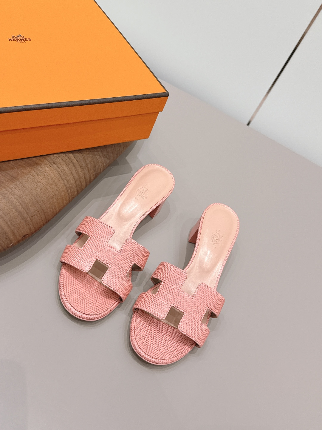 NO:872899,: Airplane box 10 'Exclusive top version' HERME*H home 26 vs early spring new H sandals series... Hermès splash of color. The latest new spring color H sandals ♀ urban style Wellington has become a fashion highlight... Showing the brand's exquisite bootmaking technology, playing with contrasting fabrics and colors... A bit like an advanced version of Chelsea Love, cool, contrasting color splicing and fashion  Easy to put on and take off, the heel height is moderate, and it is not tiring to wear for a long time. It must be said that the taste of C-level brands is good... Upper: original customized lizard pattern cowhide Inner: original customized sheepskin Foot pads: original customized sheepskin Outsole: original customized leather combination sole Heel height: 5cm Size: 35–39 (34.40.41.42.43. Customized, non-returnable) Packaging: Original full set of packaging  Color: official website updated simultaneously, slippers, hermes, loafers, boots, slippers, cowhide, sheepskin19860909: 飞机盒10 《独家顶级版本》  HERME*H家26vs早春新款H凉拖系列…… Hermès 飞溅色彩.最新春季新增色H凉拖♀都市风格 Wellington成为时尚亮点……展现品牌精湛的制靴工艺,尽情玩转对比鲜明的面料与色彩…… 有点像进阶版切尔西乐福,酷,撞色拼接时尚度 方便穿脱,鞋跟高度适中,久穿不累型,得不得说C位品牌的品味就是好…… 鞋面: 原版定制蜥蜴纹牛皮 内里: 原版定制羊皮 垫脚: 原版定制羊皮 大底: 原版定制真皮组合底 跟高: 5cm 码数: 35–39(34.40.41.42.43.定做不退换) 包装: 原版全套包装 颜色:官网同步更新,拖鞋,hermes,loafers,boots,slippers,cowhide,sheepskin,Women's Shoes