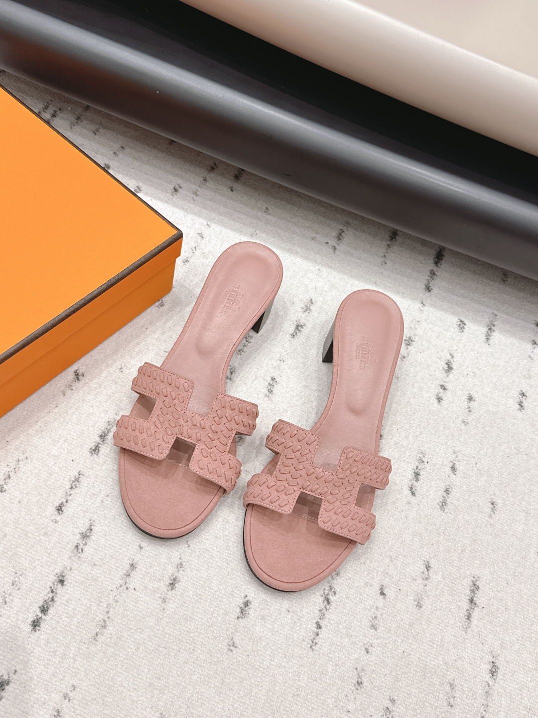 NO:872939,: Airplane box 10 'Exclusive top version' HERME*H home 26 vs early spring new H sandals series... Hermès splash of color. The latest new spring color H sandals ♀ urban style Wellington has become a fashion highlight... Showing the brand's exquisite bootmaking technology, playing with contrasting fabrics and colors... A bit like an advanced version of Chelsea Love, cool, contrasting color splicing and fashion  Easy to put on and take off, the heel height is moderate, and it is not tiring to wear for a long time. It must be said that the taste of C-level brands is good... Upper: Original customized cowhide leather strip craftsmanship. Inner: Original customized sheepskin. Foot pads: Original customized sheepskin. Outsole: Original customized genuine leather combination sole. Heel height: 5cm. Size: 35–39 (34.40.41.42.43. Customized, non-returnable). Packaging: Original full set of packaging.  Color: official website updated simultaneously, slippers, hermes, loafers, boots, slippers, sheepskin19860909: 飞机盒10 《独家顶级版本》  HERME*H家26vs早春新款H凉拖系列…… Hermès 飞溅色彩.最新春季新增色H凉拖♀都市风格 Wellington成为时尚亮点……展现品牌精湛的制靴工艺,尽情玩转对比鲜明的面料与色彩…… 有点像进阶版切尔西乐福,酷,撞色拼接时尚度 方便穿脱,鞋跟高度适中,久穿不累型,得不得说C位品牌的品味就是好…… 鞋面: 原版定制牛猄皮条工艺 内里: 原版定制羊皮 垫脚: 原版定制羊皮 大底: 原版定制真皮组合底 跟高: 5cm 码数: 35–39(34.40.41.42.43.定做不退换) 包装: 原版全套包装 颜色:官网同步更新,拖鞋,hermes,loafers,boots,slippers,sheepskin,Women's Shoes