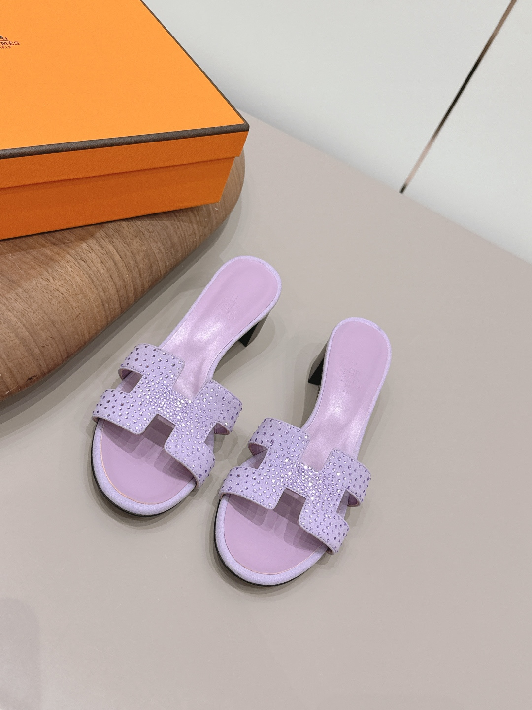 NO:872948,: Airplane box 10 'Exclusive top version' HERME*H home 26 vs early spring new H sandals series... Hermès splash of color. The latest new spring color H sandals ♀ urban style Wellington has become a fashion highlight... Showing the brand's exquisite bootmaking technology, playing with contrasting fabrics and colors... A bit like an advanced version of Chelsea Love, cool, contrasting color splicing and fashion  Easy to put on and take off, the heel height is moderate, and it is not tiring to wear for a long time. It must be said that the taste of the C-level brand is good... Upper: Original customized cowhide hot diamond process Inner: Original customized sheepskin Foot pads: Original customized sheepskin Outsole: Original customized leather combination sole Heel height: 5cm Size: 35–39 (34.40.41.42.43. Customized, non-returnable) Packaging: Original full set of packaging  Color: official website updated simultaneously, slippers, hermes, loafers, boots, slippers, sheepskin19860909: 飞机盒10 《独家顶级版本》  HERME*H家26vs早春新款H凉拖系列…… Hermès 飞溅色彩.最新春季新增色H凉拖♀都市风格 Wellington成为时尚亮点……展现品牌精湛的制靴工艺,尽情玩转对比鲜明的面料与色彩…… 有点像进阶版切尔西乐福,酷,撞色拼接时尚度 方便穿脱,鞋跟高度适中,久穿不累型,得不得说C位品牌的品味就是好…… 鞋面: 原版定制牛猄烫钻工艺 内里: 原版定制羊皮 垫脚: 原版定制羊皮 大底: 原版定制真皮组合底 跟高: 5cm 码数: 35–39(34.40.41.42.43.定做不退换) 包装: 原版全套包装 颜色:官网同步更新,拖鞋,hermes,loafers,boots,slippers,sheepskin,Women's Shoes