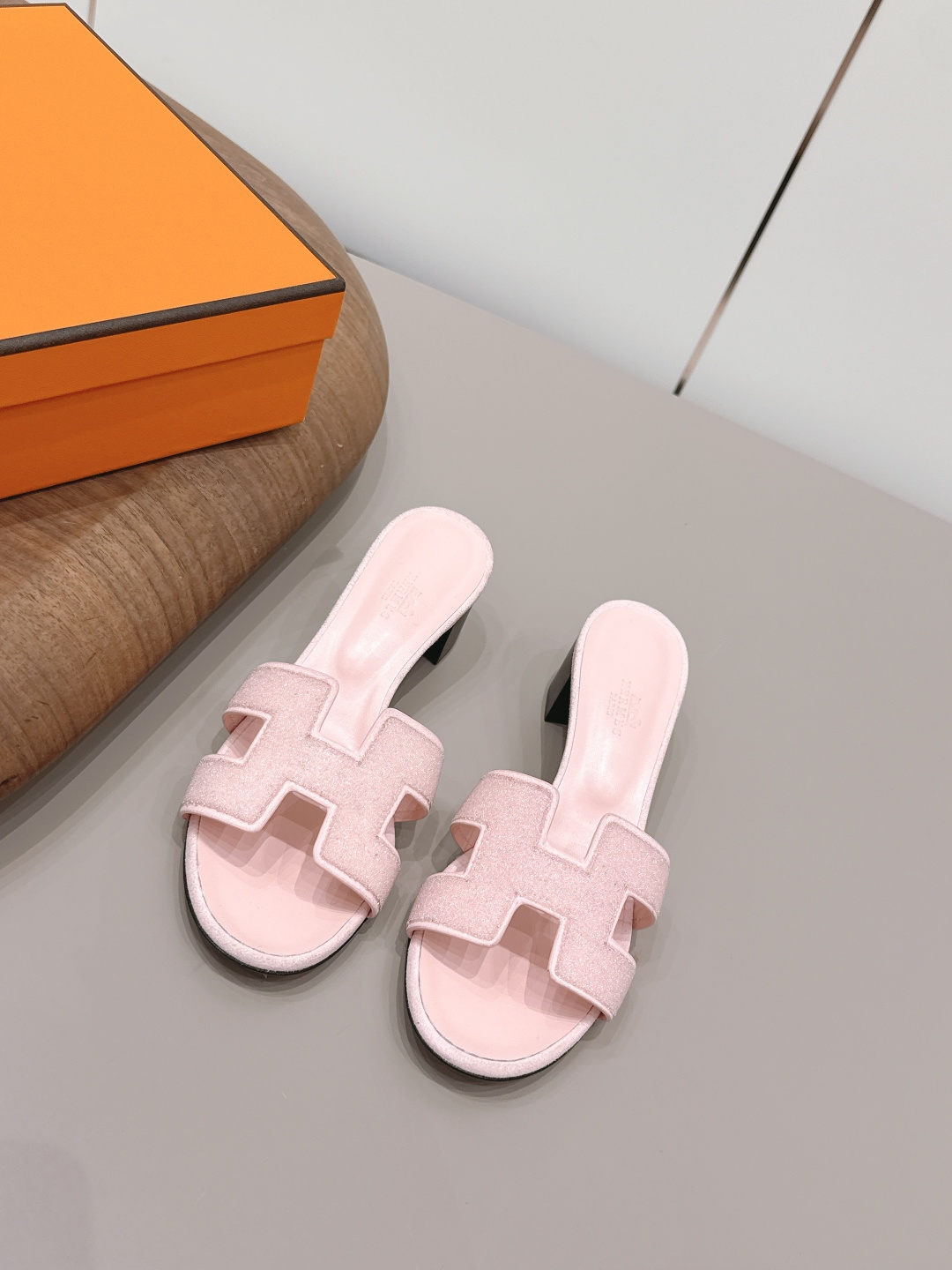 NO:872956,: Airplane box 10 'Exclusive top version' HERME*H home 26 vs early spring new H sandals series... Hermès splash of color. The latest new spring color H sandals ♀ urban style Wellington has become a fashion highlight... Showing the brand's exquisite bootmaking technology, playing with contrasting fabrics and colors... A bit like an advanced version of Chelsea Love, cool, contrasting color splicing and fashion  Easy to put on and take off, the heel height is moderate, and it is not tiring to wear for a long time. It must be said that the taste of C-level brands is good... Upper: Original customized cowhide beading process. Inner: Original customized sheepskin. Foot pads: Original customized sheepskin. Outsole: Original customized genuine leather combination sole. Heel height: 5cm. Size: 35–39 (34.40.41.42.43. Customized, non-returnable). Packaging: Original full set of packaging.  Color: official website updated simultaneously, slippers, hermes, loafers, boots, slippers, sheepskin19860909: 飞机盒10 《独家顶级版本》  HERME*H家26vs早春新款H凉拖系列…… Hermès 飞溅色彩.最新春季新增色H凉拖♀都市风格 Wellington成为时尚亮点……展现品牌精湛的制靴工艺,尽情玩转对比鲜明的面料与色彩…… 有点像进阶版切尔西乐福,酷,撞色拼接时尚度 方便穿脱,鞋跟高度适中,久穿不累型,得不得说C位品牌的品味就是好…… 鞋面: 原版定制牛猄烫珠工艺 内里: 原版定制羊皮 垫脚: 原版定制羊皮 大底: 原版定制真皮组合底 跟高: 5cm 码数: 35–39(34.40.41.42.43.定做不退换) 包装: 原版全套包装 颜色:官网同步更新,拖鞋,hermes,loafers,boots,slippers,sheepskin,Women's Shoes