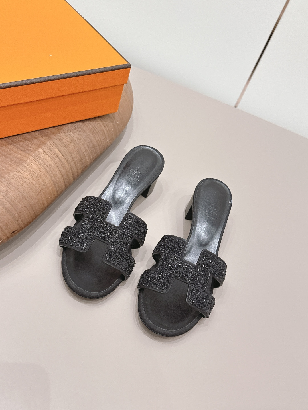 NO:872964,: Airplane box 10 'Exclusive top version' HERME*H home 26 vs early spring new H sandals series... Hermès splash of color. The latest new spring color H sandals ♀ urban style Wellington has become a fashion highlight... Showing the brand's exquisite bootmaking technology, playing with contrasting fabrics and colors... A bit like an advanced version of Chelsea Love, cool, contrasting color splicing and fashion  Easy to put on and take off, the heel height is moderate, and it is not tiring to wear for a long time. It must be said that the taste of the C-level brand is good... Upper: Original customized cowhide hot diamond process Inner: Original customized sheepskin Foot pads: Original customized sheepskin Outsole: Original customized leather combination sole Heel height: 5cm Size: 35–39 (34.40.41.42.43. Customized, non-returnable) Packaging: Original full set of packaging  Color: official website updated simultaneously, slippers, hermes, loafers, boots, slippers, sheepskin19860909: 飞机盒10 《独家顶级版本》  HERME*H家26vs早春新款H凉拖系列…… Hermès 飞溅色彩.最新春季新增色H凉拖♀都市风格 Wellington成为时尚亮点……展现品牌精湛的制靴工艺,尽情玩转对比鲜明的面料与色彩…… 有点像进阶版切尔西乐福,酷,撞色拼接时尚度 方便穿脱,鞋跟高度适中,久穿不累型,得不得说C位品牌的品味就是好…… 鞋面: 原版定制牛猄烫钻工艺 内里: 原版定制羊皮 垫脚: 原版定制羊皮 大底: 原版定制真皮组合底 跟高: 5cm 码数: 35–39(34.40.41.42.43.定做不退换) 包装: 原版全套包装 颜色:官网同步更新,拖鞋,hermes,loafers,boots,slippers,sheepskin,Women's Shoes