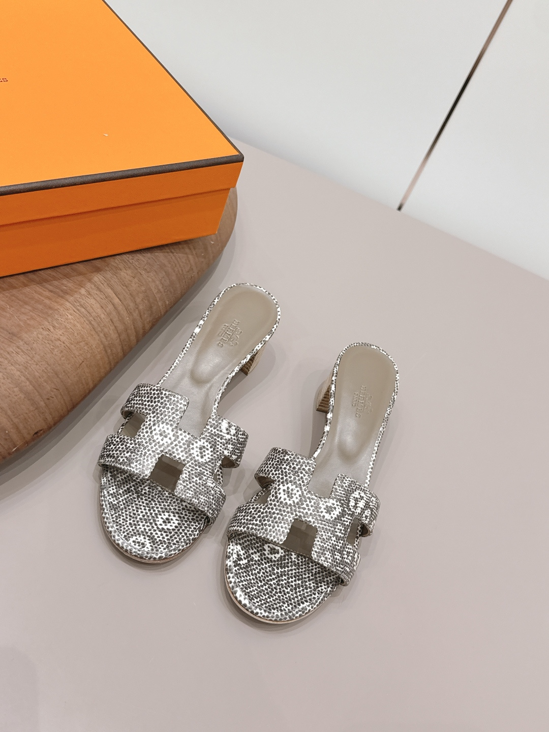NO:872972,: Airplane box 10 'Exclusive top version' HERME*H home 26 vs early spring new H sandals series... Hermès splash of color. The latest new spring color H sandals ♀ urban style Wellington has become a fashion highlight... Showing the brand's exquisite bootmaking technology, playing with contrasting fabrics and colors... A bit like an advanced version of Chelsea Love, cool, contrasting color splicing and fashion  Easy to put on and take off, the heel height is moderate, and it is not tiring to wear for a long time. It must be said that the taste of C-level brands is good... Upper: original customized cowhide Inner: original customized sheepskin Foot pads: original customized sheepskin Outsole: original customized leather combination sole Heel height: 5cm Size: 35–39 (34.40.41.42.43. Customized, non-returnable) Packaging: Original full package  Color: official website updated simultaneously, slippers, hermes, loafers, boots, slippers, cowhide, sheepskin19860909: 飞机盒10 《独家顶级版本》  HERME*H家26vs早春新款H凉拖系列…… Hermès 飞溅色彩.最新春季新增色H凉拖♀都市风格 Wellington成为时尚亮点……展现品牌精湛的制靴工艺,尽情玩转对比鲜明的面料与色彩…… 有点像进阶版切尔西乐福,酷,撞色拼接时尚度 方便穿脱,鞋跟高度适中,久穿不累型,得不得说C位品牌的品味就是好…… 鞋面: 原版定制牛皮 内里: 原版定制羊皮 垫脚: 原版定制羊皮 大底: 原版定制真皮组合底 跟高: 5cm 码数: 35–39(34.40.41.42.43.定做不退换) 包装: 原版全套包装 颜色:官网同步更新,拖鞋,hermes,loafers,boots,slippers,cowhide,sheepskin,Women's Shoes