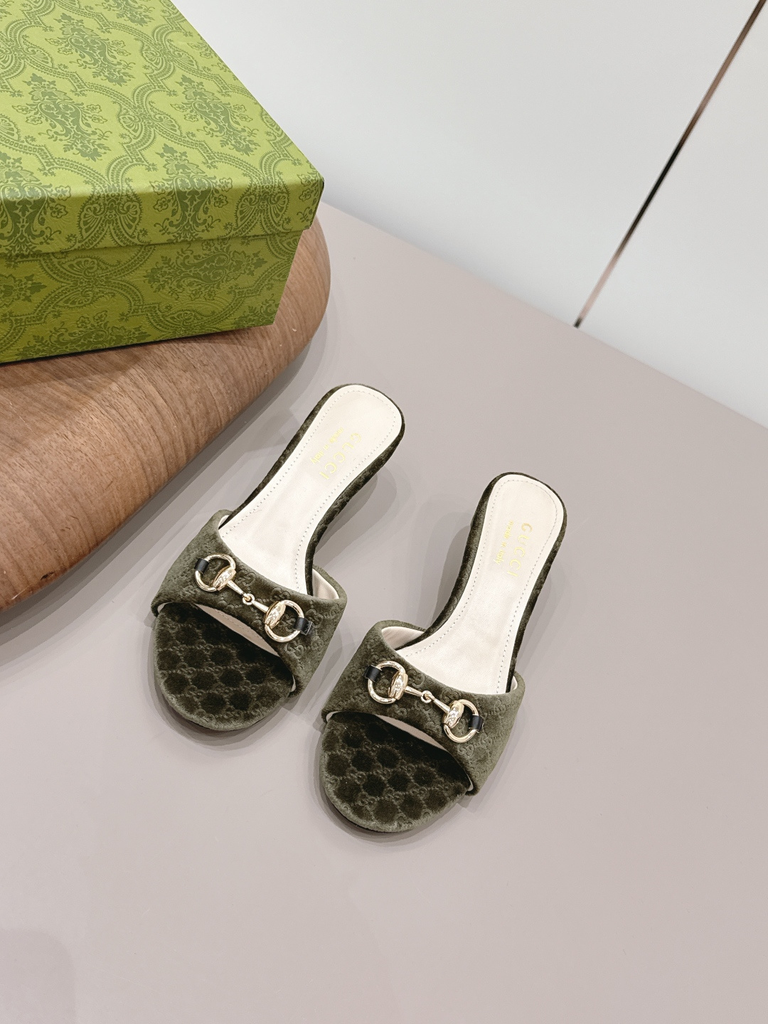 NO:872759,'Exclusive top version' G*ucci G*Chi 2026 vs spring and summer's latest popular shoe series... [Round-toe embossed sandals] Original quality  Authentic European style, perfect for wearing with this shoe, elegant and crystal clear. Regardless of the materials of various accessories, they are all customized one by one. You must go to get the original version. The whole series is full of exciting and exciting combinations of elements. The texture of different materials, the expression of texture and surface, have a strong artistic atmosphere... Upper: Original customized velvet/embossed craftsmanship. Inner: Original customized sheepskin.  Feet: Original customized sheepskin Outsole: Original customized leather outsole Heel height: 4.5cm Packaging: Original full set of packaging Number of yards: 35-39 (34.40.41.42 customization is not returnable) Color: Official website updated simultaneously, high heels and slippers, high heels, slippers, sheepskin, Leather soles19860909《独家顶级版本》 G*ucci古*驰2026vs春夏最新爆款单鞋系列……【圆头压花凉拖】 原单品质 原汁原味的欧式风格,上脚非常完美穿搭上配此鞋,优雅大方,晶莹剔透,无论种各配件材质,都是家独一比一定制,必到做原版零距离,整系个列都充了满令兴人奋意和外的元结素合,不同材的质,肌的理面的料表现,具有极的浓艺术气息…… 鞋面: 原版定制天鹅绒/压花工艺 内里: 原版定制羊皮 垫脚: 原版定制羊皮 大底: 原版定制真皮大底 跟高: 4.5cm 包装: 原版全套包装 码数: 35-39(34.40.41.42定制不退换) 颜色:官网同步更新,高跟鞋拖鞋,high heels,slippers,sheepskin,Leather soles,Women's Shoes