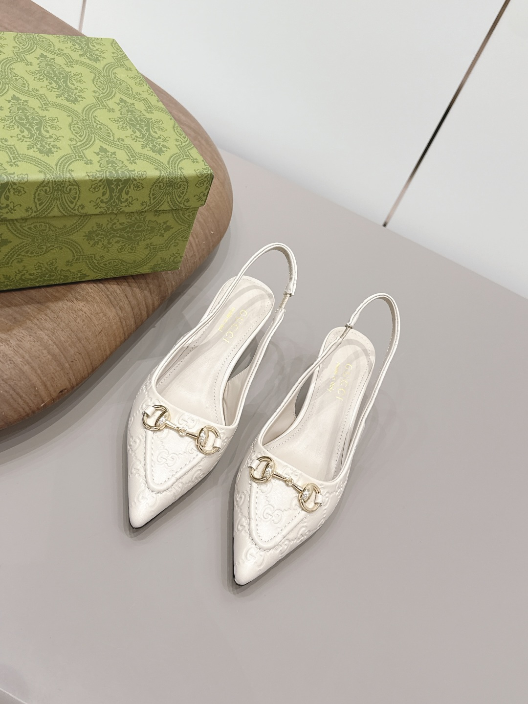 NO:872779,'Exclusive top version' G*ucci G*Chi 2026 vs spring and summer's latest popular shoe series... [Pointed toe embossed shoes] Original quality  Authentic European style, the upper foot is perfect to wear with this shoe. It is elegant and crystal clear. Regardless of the materials of the accessories, they are all customized one by one. You must go to get the original version. The whole series is full of exciting and external elements. The texture of different materials and the expression of texture and texture have a strong artistic atmosphere... Upper: Original customized sheepskin Lining: Original customized sheepskin Feet:  Original customized sheepskin outsole: original customized genuine leather outsole Heel height: 4.5cm Packaging: original full set of packaging Size: 35-39 (34.40.41.42 customization is not returnable) Color: official website updated simultaneously, high heels sandals, sandals, high heels, sheepskin, Leather soles19860909《独家顶级版本》 G*ucci古*驰2026vs春夏最新爆款单鞋系列……【尖头压花单鞋】 原单品质 原汁原味的欧式风格,上脚非常完美穿搭上配此鞋,优雅大方,晶莹剔透,无论种各配件材质,都是家独一比一定制,必到做原版零距离,整系个列都充了满令兴人奋意和外的元结素合,不同材的质,肌的理面的料表现,具有极的浓艺术气息…… 鞋面: 原版定制羊皮 内里: 原版定制羊皮 垫脚: 原版定制羊皮 大底: 原版定制真皮大底 跟高: 4.5cm 包装: 原版全套包装 码数: 35-39(34.40.41.42定制不退换) 颜色:官网同步更新,高跟鞋凉鞋,sandals,high heels,sheepskin,Leather soles,Women's Shoes