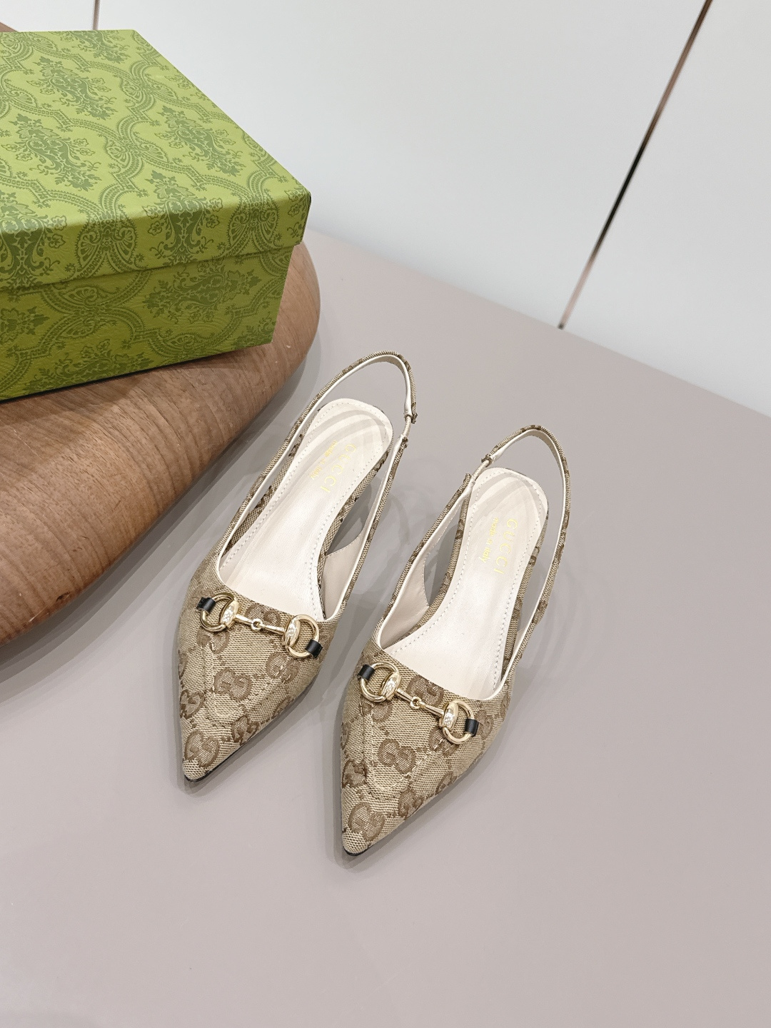 NO:872785,'Exclusive top version' G*ucci G*Chi 2026 vs spring and summer's latest popular shoe series... [Pointed toe embossed shoes] Original quality  Authentic European style, the upper foot is perfect to wear with this shoe. It is elegant and crystal clear. Regardless of the materials of the accessories, they are all customized one by one. You must go to get the original version. The whole series is full of exciting and external elements. The texture of different materials and the expression of texture and texture have a strong artistic atmosphere... Upper: Original customized jacquard woven Lining: Original customized sheepskin Foot:  Original customized sheepskin outsole: original customized genuine leather outsole Heel height: 4.5cm Packaging: original full set of packaging Size: 35-39 (34.40.41.42 customization is not returnable) Color: official website updated simultaneously, high heels sandals, sandals, high heels, sheepskin, Leather soles19860909《独家顶级版本》 G*ucci古*驰2026vs春夏最新爆款单鞋系列……【尖头压花单鞋】 原单品质 原汁原味的欧式风格,上脚非常完美穿搭上配此鞋,优雅大方,晶莹剔透,无论种各配件材质,都是家独一比一定制,必到做原版零距离,整系个列都充了满令兴人奋意和外的元结素合,不同材的质,肌的理面的料表现,具有极的浓艺术气息…… 鞋面: 原版定制提花织布 内里: 原版定制羊皮 垫脚: 原版定制羊皮 大底: 原版定制真皮大底 跟高: 4.5cm 包装: 原版全套包装 码数: 35-39(34.40.41.42定制不退换) 颜色:官网同步更新,高跟鞋凉鞋,sandals,high heels,sheepskin,Leather soles,Women's Shoes
