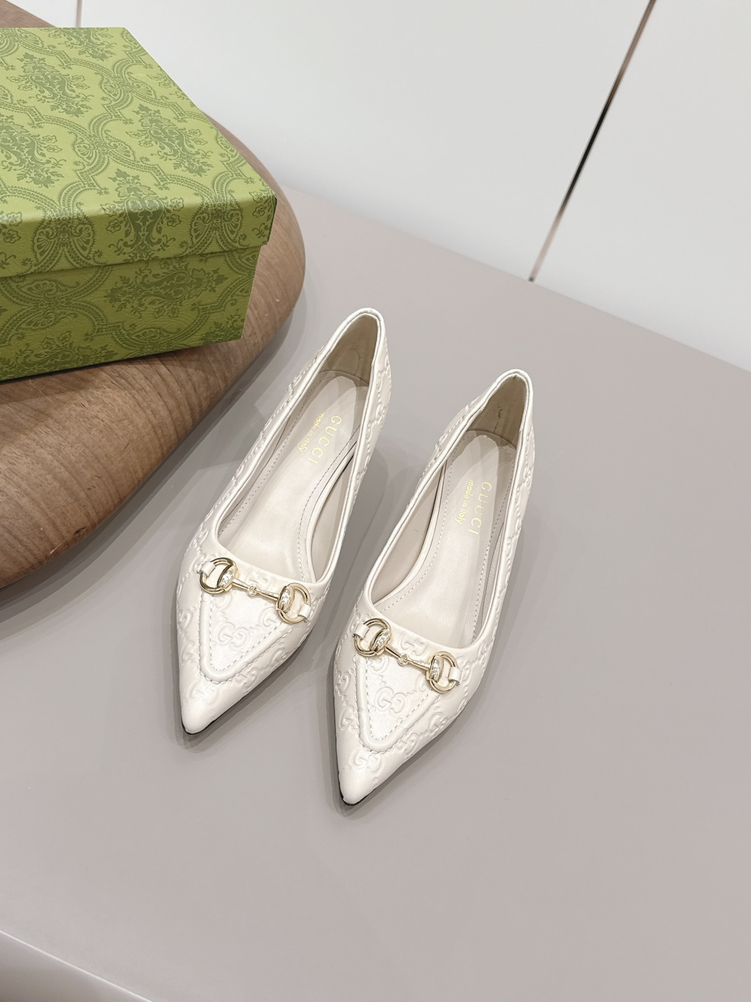 NO:872766,'Exclusive top version' G*ucci G*Chi 2026 vs spring and summer's latest popular shoe series... [Pointed toe embossed shoes] Original quality  Authentic European style, the upper foot is perfect to wear with this shoe. It is elegant and crystal clear. Regardless of the materials of the accessories, they are all customized one by one. You must go to get the original version. The whole series is full of exciting and external elements. The texture of different materials and the expression of texture and texture have a strong artistic atmosphere... Upper: Original customized sheepskin Lining: Original customized sheepskin Feet:  Original customized sheepskin outsole: original customized genuine leather outsole Heel height: 4.5cm Packaging: original full set of packaging Size: 35-39 (34.40.41.42 customization is not returnable) Color: official website updated simultaneously, high heels sandals, sandals, high heels, sheepskin, Leather soles19860909《独家顶级版本》 G*ucci古*驰2026vs春夏最新爆款单鞋系列……【尖头压花单鞋】 原单品质 原汁原味的欧式风格,上脚非常完美穿搭上配此鞋,优雅大方,晶莹剔透,无论种各配件材质,都是家独一比一定制,必到做原版零距离,整系个列都充了满令兴人奋意和外的元结素合,不同材的质,肌的理面的料表现,具有极的浓艺术气息…… 鞋面: 原版定制羊皮 内里: 原版定制羊皮 垫脚: 原版定制羊皮 大底: 原版定制真皮大底 跟高: 4.5cm 包装: 原版全套包装 码数: 35-39(34.40.41.42定制不退换) 颜色:官网同步更新,高跟鞋凉鞋,sandals,high heels,sheepskin,Leather soles,Women's Shoes