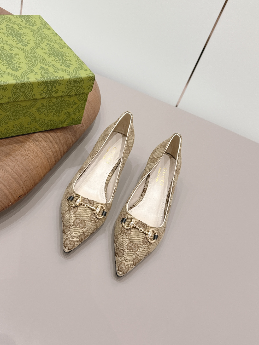 NO:872772,'Exclusive top version' G*ucci G*Chi 2026 vs spring and summer's latest popular shoe series... [Pointed toe embossed shoes] Original quality  Authentic European style, the upper foot is perfect to wear with this shoe. It is elegant and crystal clear. Regardless of the materials of the accessories, they are all customized one by one. You must go to get the original version. The whole series is full of exciting and external elements. The texture of different materials and the expression of texture and texture have a strong artistic atmosphere... Upper: Original customized jacquard woven Lining: Original customized sheepskin Foot:  Original customized sheepskin outsole: original customized genuine leather outsole Heel height: 4.5cm Packaging: original full set of packaging Size: 35-39 (34.40.41.42 customization is not returnable) Color: official website updated simultaneously, high heels sandals, sandals, high heels, sheepskin, Leather soles19860909《独家顶级版本》 G*ucci古*驰2026vs春夏最新爆款单鞋系列……【尖头压花单鞋】 原单品质 原汁原味的欧式风格,上脚非常完美穿搭上配此鞋,优雅大方,晶莹剔透,无论种各配件材质,都是家独一比一定制,必到做原版零距离,整系个列都充了满令兴人奋意和外的元结素合,不同材的质,肌的理面的料表现,具有极的浓艺术气息…… 鞋面: 原版定制提花织布 内里: 原版定制羊皮 垫脚: 原版定制羊皮 大底: 原版定制真皮大底 跟高: 4.5cm 包装: 原版全套包装 码数: 35-39(34.40.41.42定制不退换) 颜色:官网同步更新,高跟鞋凉鞋,sandals,high heels,sheepskin,Leather soles,Women's Shoes
