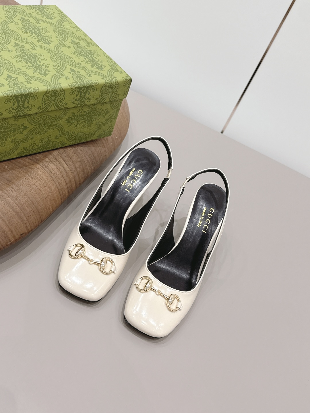 NO:872839,'Exclusive top version' G*ucci G*Chi 2026 vs spring and summer's latest popular shoe series... [Round-toe high-heeled shoes] Original quality  Authentic European style, the upper foot is perfect to wear with this shoe. It is elegant and crystal clear. Regardless of the materials of the accessories, they are all customized one by one. You must go to get the original version. The whole series is full of exciting and external elements. The texture of different materials and the expression of textured surfaces have a strong artistic atmosphere... Upper: Original customized open edge beads. Inner: Original customized sheepskin. Feet:  Original customized sheepskin outsole: Original customized genuine leather outsole Heel height: 9.5cm Packaging: Original full set of packaging Size: 35-39 (34.40.41.42 customization is not returnable) Color: Official website updated simultaneously, high heels sandals, sandals, high heels, sheepskin, Leather soles19860909《独家顶级版本》 G*ucci古*驰2026vs春夏最新爆款单鞋系列……【方圆头高跟单鞋】 原单品质 原汁原味的欧式风格,上脚非常完美穿搭上配此鞋,优雅大方,晶莹剔透,无论种各配件材质,都是家独一比一定制,必到做原版零距离,整系个列都充了满令兴人奋意和外的元结素合,不同材的质,肌的理面的料表现,具有极的浓艺术气息…… 鞋面: 原版定制开边珠 内里: 原版定制羊皮 垫脚: 原版定制羊皮 大底: 原版定制真皮大底 跟高: 9.5cm 包装: 原版全套包装 码数: 35-39(34.40.41.42定制不退换) 颜色:官网同步更新,高跟鞋凉鞋,sandals,high heels,sheepskin,Leather soles,Women's Shoes