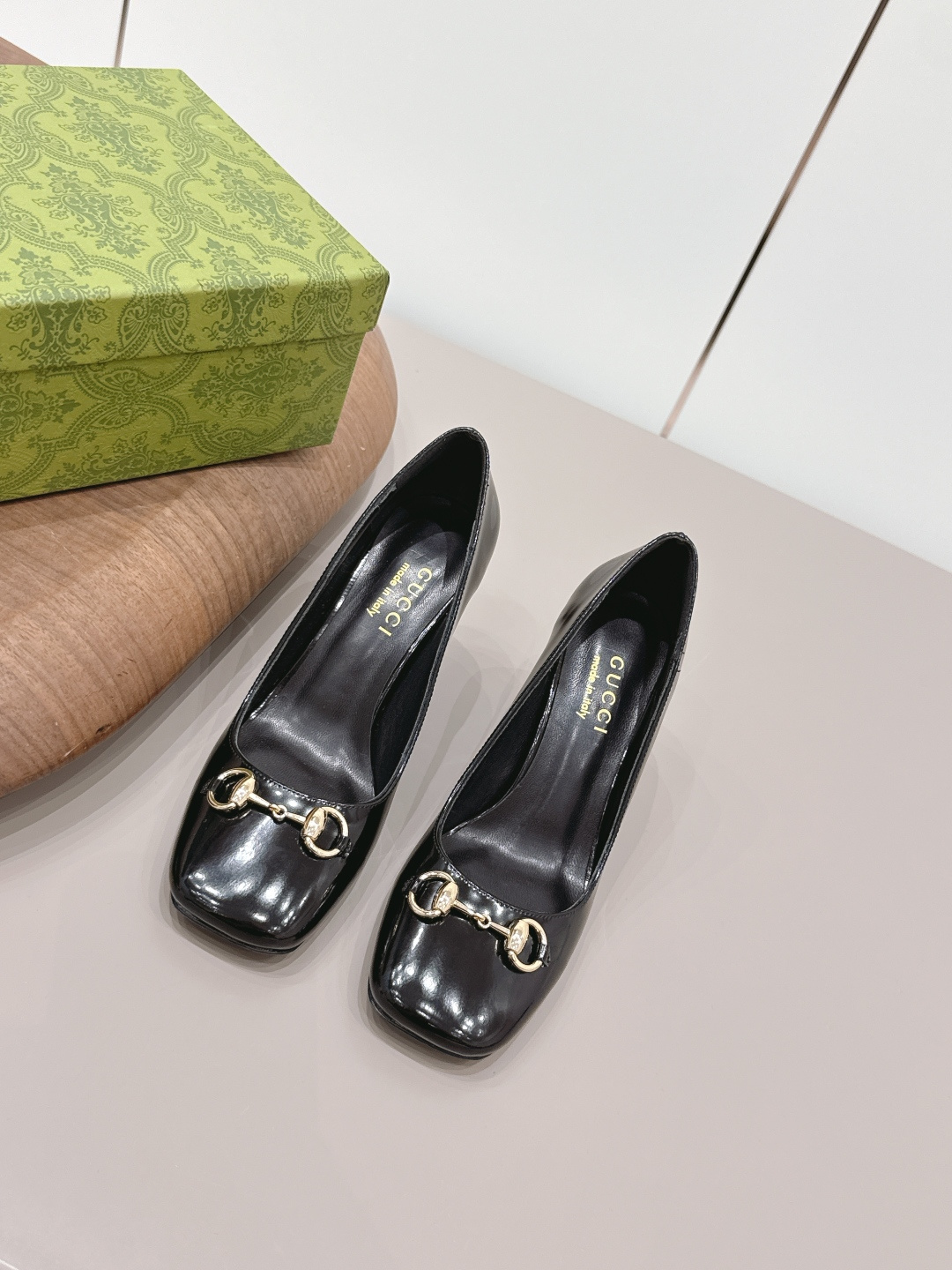 NO:872801,'Exclusive top version' G*ucci G*Chi 2026 vs spring and summer's latest popular shoe series... [Round-toe high-heeled shoes] Original quality  Authentic European style, perfect for wearing with this shoe, elegant and crystal clear. Regardless of the materials of the accessories, they are all customized one by one. You must go to get the original version. The whole series is full of exciting and exciting combinations of elements. The texture of different materials, the expression of texture and surface, have a strong artistic atmosphere... Upper: Original customized open-edge beaded cowhide. Inner: Original customized sheepskin.  Feet: Original customized sheepskin Outsole: Original customized leather outsole Heel height: 9.5cm Packaging: Original full set of packaging Number of yards: 35-39 (34.40.41.42 customization is not returnable) Color: Official website updated simultaneously, high heels and sandals, sandals, high heels, cowhide, sheepskin, Leather soles19860909《独家顶级版本》 G*ucci古*驰2026vs春夏最新爆款单鞋系列……【方圆头高跟单鞋】 原单品质 原汁原味的欧式风格,上脚非常完美穿搭上配此鞋,优雅大方,晶莹剔透,无论种各配件材质,都是家独一比一定制,必到做原版零距离,整系个列都充了满令兴人奋意和外的元结素合,不同材的质,肌的理面的料表现,具有极的浓艺术气息…… 鞋面: 原版定制开边珠牛皮 内里: 原版定制羊皮 垫脚: 原版定制羊皮 大底: 原版定制真皮大底 跟高: 9.5cm 包装: 原版全套包装 码数: 35-39(34.40.41.42定制不退换) 颜色:官网同步更新,高跟鞋凉鞋,sandals,high heels,cowhide,sheepskin,Leather soles,Women's Shoes