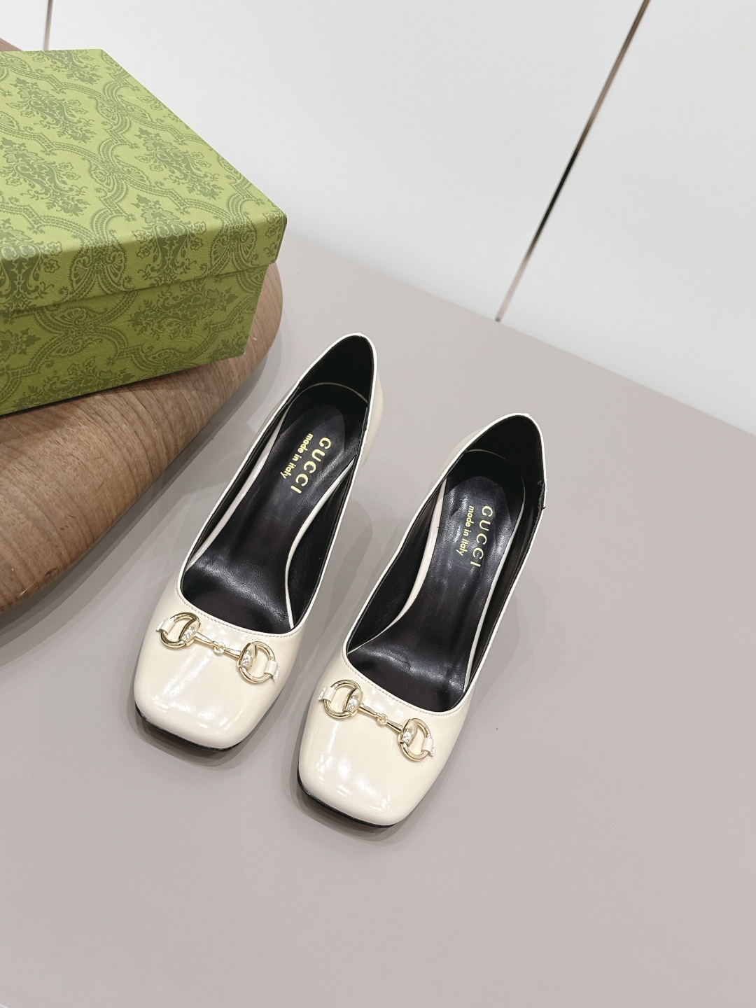 NO:872820,'Exclusive top version' G*ucci G*Chi 2026 vs spring and summer's latest popular shoe series... [Round-toe high-heeled shoes] Original quality  Authentic European style, perfect for wearing with this shoe, elegant and crystal clear. Regardless of the materials of the accessories, they are all customized one by one. You must go to get the original version. The whole series is full of exciting and exciting combinations of elements. The texture of different materials, the expression of texture and surface, have a strong artistic atmosphere... Upper: Original customized open-edge beaded cowhide. Inner: Original customized sheepskin.  Feet: Original customized sheepskin Outsole: Original customized leather outsole Heel height: 9.5cm Packaging: Original full set of packaging Number of yards: 35-39 (34.40.41.42 customization is not returnable) Color: Official website updated simultaneously, high heels and sandals, sandals, high heels, cowhide, sheepskin, Leather soles19860909《独家顶级版本》 G*ucci古*驰2026vs春夏最新爆款单鞋系列……【方圆头高跟单鞋】 原单品质 原汁原味的欧式风格,上脚非常完美穿搭上配此鞋,优雅大方,晶莹剔透,无论种各配件材质,都是家独一比一定制,必到做原版零距离,整系个列都充了满令兴人奋意和外的元结素合,不同材的质,肌的理面的料表现,具有极的浓艺术气息…… 鞋面: 原版定制开边珠牛皮 内里: 原版定制羊皮 垫脚: 原版定制羊皮 大底: 原版定制真皮大底 跟高: 9.5cm 包装: 原版全套包装 码数: 35-39(34.40.41.42定制不退换) 颜色:官网同步更新,高跟鞋凉鞋,sandals,high heels,cowhide,sheepskin,Leather soles,Women's Shoes