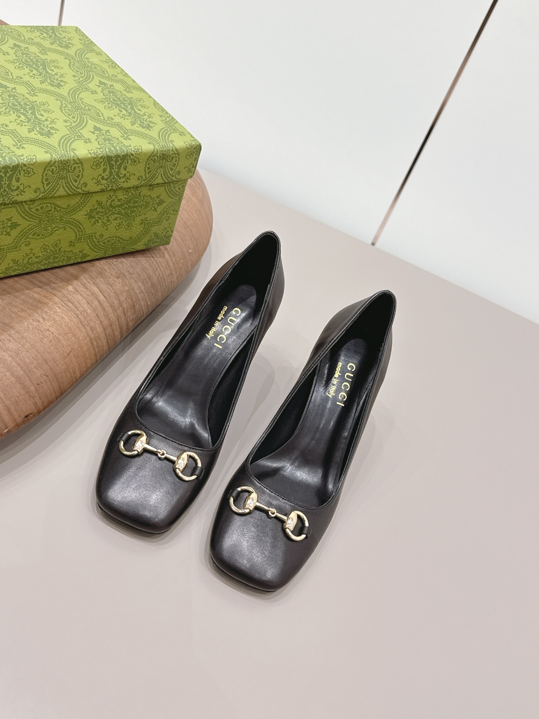 NO:872793,'Exclusive top version' G*ucci G*Chi 2026 vs spring and summer's latest popular shoe series... [Round-toe high-heeled shoes] Original quality  Authentic European style, the upper foot is perfect to wear with this shoe. It is elegant and crystal clear. Regardless of the materials of the accessories, they are all customized one by one. You must go to get the original version. The whole series is full of exciting and external elements. The texture of different materials and the expression of texture and texture have a strong artistic atmosphere... Upper: Original customized sheepskin Lining: Original customized sheepskin Feet:  Original customized sheepskin outsole: Original customized genuine leather outsole Heel height: 9.5cm Packaging: Original full set of packaging Size: 35-39 (34.40.41.42 customization is not returnable) Color: Official website updated simultaneously, high heels sandals, sandals, high heels, sheepskin, Leather soles19860909《独家顶级版本》 G*ucci古*驰2026vs春夏最新爆款单鞋系列……【方圆头高跟单鞋】 原单品质 原汁原味的欧式风格,上脚非常完美穿搭上配此鞋,优雅大方,晶莹剔透,无论种各配件材质,都是家独一比一定制,必到做原版零距离,整系个列都充了满令兴人奋意和外的元结素合,不同材的质,肌的理面的料表现,具有极的浓艺术气息…… 鞋面: 原版定制羊皮 内里: 原版定制羊皮 垫脚: 原版定制羊皮 大底: 原版定制真皮大底 跟高: 9.5cm 包装: 原版全套包装 码数: 35-39(34.40.41.42定制不退换) 颜色:官网同步更新,高跟鞋凉鞋,sandals,high heels,sheepskin,Leather soles,Women's Shoes