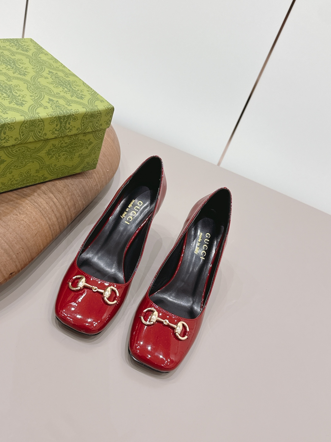 NO:872810,'Exclusive top version' G*ucci G*Chi 2026 vs spring and summer's latest popular shoe series... [Round-toe high-heeled shoes] Original quality  Authentic European style, the upper foot is perfect to wear with this shoe. It is elegant and crystal clear. Regardless of the materials of the accessories, they are all customized one by one. You must go to get the original version. The whole series is full of exciting and external elements. The texture of different materials, the expression of texture and surface, have a strong artistic atmosphere... Upper: Original customized patent leather Inner: Original customized sheepskin Feet:  Original customized sheepskin outsole: Original customized genuine leather outsole Heel height: 9.5cm Packaging: Original full set of packaging Size: 35-39 (34.40.41.42 customization is not returnable) Color: Official website updated simultaneously, high heels sandals, sandals, high heels, sheepskin, Leather soles19860909《独家顶级版本》 G*ucci古*驰2026vs春夏最新爆款单鞋系列……【方圆头高跟单鞋】 原单品质 原汁原味的欧式风格,上脚非常完美穿搭上配此鞋,优雅大方,晶莹剔透,无论种各配件材质,都是家独一比一定制,必到做原版零距离,整系个列都充了满令兴人奋意和外的元结素合,不同材的质,肌的理面的料表现,具有极的浓艺术气息…… 鞋面: 原版定制漆皮 内里: 原版定制羊皮 垫脚: 原版定制羊皮 大底: 原版定制真皮大底 跟高: 9.5cm 包装: 原版全套包装 码数: 35-39(34.40.41.42定制不退换) 颜色:官网同步更新,高跟鞋凉鞋,sandals,high heels,sheepskin,Leather soles,Women's Shoes