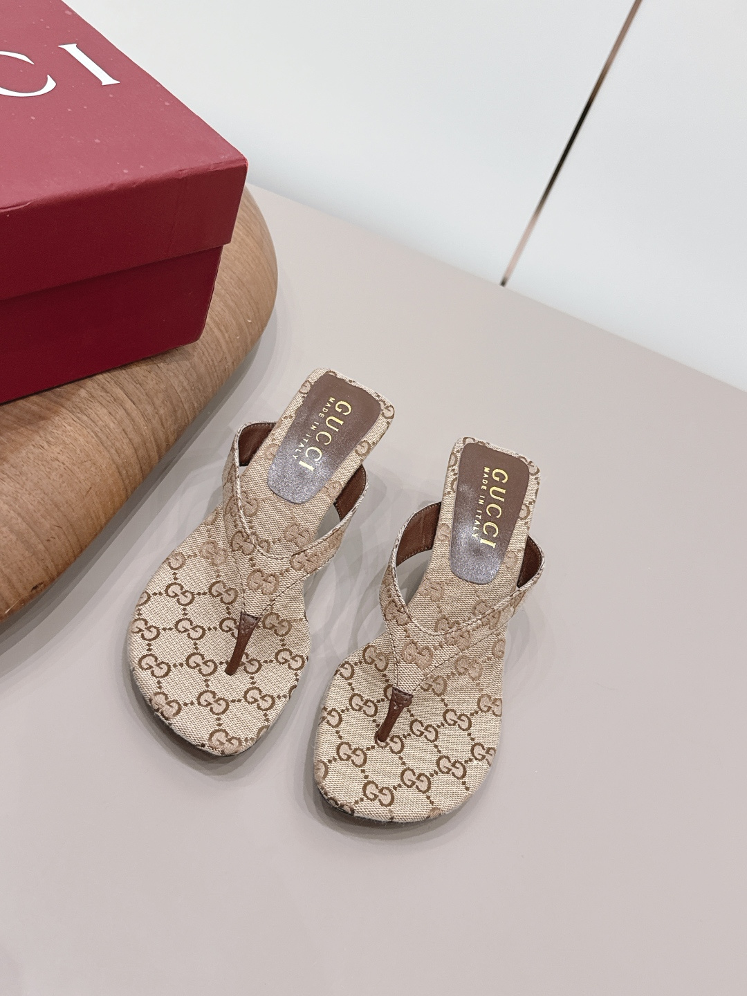 NO:872743,'Exclusive top version' G*ucci G*Chi 2026 vs spring and summer's latest popular shoe series... [Round-toe thong sandals] Original quality  Authentic European style, the upper foot is perfect to wear with this shoe. It is elegant and crystal clear. Regardless of the materials of the accessories, they are all customized one by one. You must go to get the original version. The whole series is full of exciting and external elements. The texture of different materials and the expression of texture and texture have a strong artistic atmosphere... Upper: Original customized jacquard woven Lining: Original customized sheepskin Foot:  Original customized sheepskin outsole: Original customized genuine leather outsole Heel height: 6cm Packaging: Original full set of packaging Size: 35-39 (40.41.42 customization is not returnable) Color: Official website updated simultaneously, split-toe shoes, high heels, sheepskin, Leather soles19860909《独家顶级版本》 G*ucci古*驰2026vs春夏最新爆款单鞋系列……【圆头夹趾凉拖】 原单品质 原汁原味的欧式风格,上脚非常完美穿搭上配此鞋,优雅大方,晶莹剔透,无论种各配件材质,都是家独一比一定制,必到做原版零距离,整系个列都充了满令兴人奋意和外的元结素合,不同材的质,肌的理面的料表现,具有极的浓艺术气息…… 鞋面: 原版定制提花织布 内里: 原版定制羊皮 垫脚: 原版定制羊皮 大底: 原版定制真皮大底 跟高: 6cm 包装: 原版全套包装 码数: 35-39(40.41.42定制不退换) 颜色:官网同步更新,分趾鞋高跟鞋,high heels,sheepskin,Leather soles,Women's Shoes