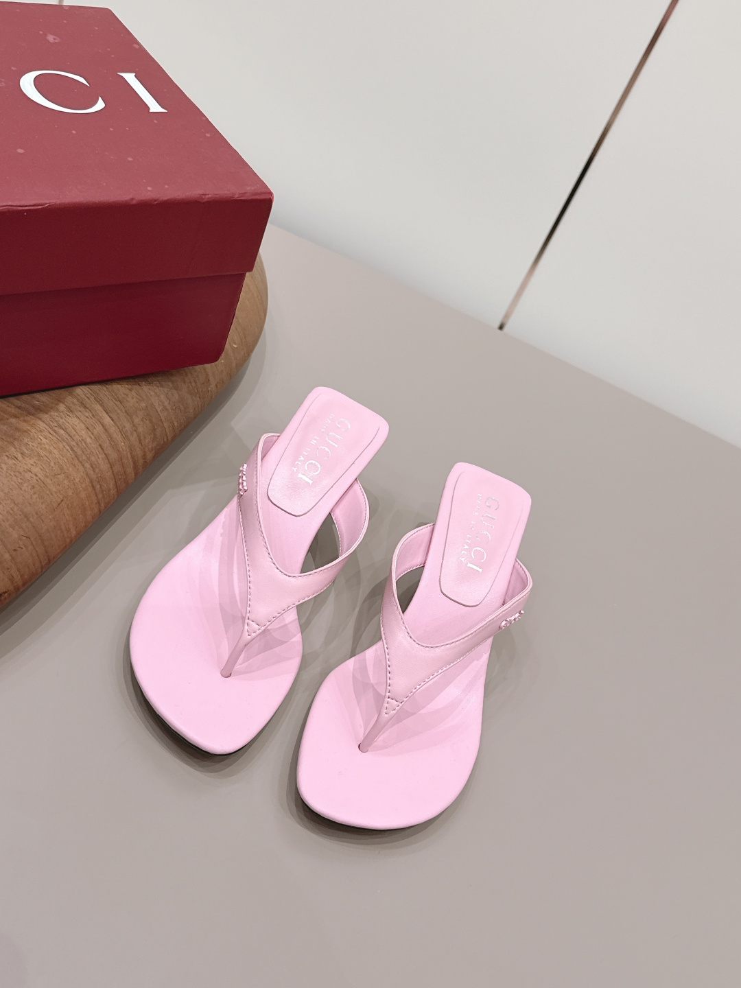 NO:872809,'Exclusive top version' G*ucci G*Chi 2026 vs spring and summer's latest popular shoe series... [Round-toe thong sandals] Original quality  Authentic European style, the upper foot is perfect to wear with this shoe. It is elegant and crystal clear. Regardless of the materials of the accessories, they are all customized one by one. You must go to get the original version. The whole series is full of exciting and external elements. The texture of different materials and the expression of texture and texture have a strong artistic atmosphere... Upper: Original customized sheepskin Lining: Original customized sheepskin Feet:  Original customized sheepskin outsole: Original customized genuine leather outsole Heel height: 6cm Packaging: Original full set of packaging Size: 35-39 (40.41.42 customization is not returnable) Color: Official website updated simultaneously, split-toe shoes, high heels, sheepskin, Leather soles19860909《独家顶级版本》 G*ucci古*驰2026vs春夏最新爆款单鞋系列……【圆头夹趾凉拖】 原单品质 原汁原味的欧式风格,上脚非常完美穿搭上配此鞋,优雅大方,晶莹剔透,无论种各配件材质,都是家独一比一定制,必到做原版零距离,整系个列都充了满令兴人奋意和外的元结素合,不同材的质,肌的理面的料表现,具有极的浓艺术气息…… 鞋面: 原版定制羊皮 内里: 原版定制羊皮 垫脚: 原版定制羊皮 大底: 原版定制真皮大底 跟高: 6cm 包装: 原版全套包装 码数: 35-39(40.41.42定制不退换) 颜色:官网同步更新,分趾鞋高跟鞋,high heels,sheepskin,Leather soles,Women's Shoes