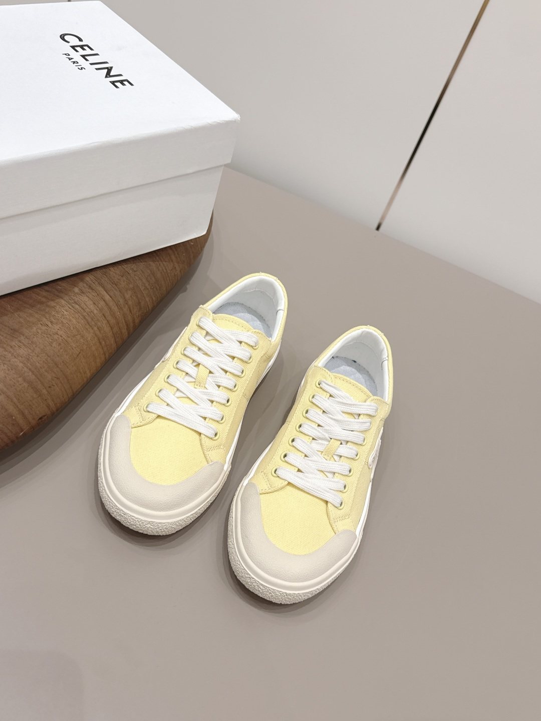NO:872888,: Thin-soled 'Exclusive top version' CELlN*Celin 2026vs spring and summer Paris fashion conference latest popular casual series... [Round toe color matching casual shoes] Fashion casual lover trendy counter authentic 1-1 early autumn Korean trend version!  The counter recommends a top quality product with perfect workmanship and perfect details, counter quality!  Contrasting color positioning and splicing design!  Fashionable and casual personality!  Look like a goddess on your feet!  Simple line design, three-dimensional cutting, super invincible style, looks good no matter how you match it, super popular elements and colors, the whole set is youthful and beautiful, relaxed and eye-catching in the crowd, casual, comfortable, fashionable and versatile, a high-quality casual suit without any sense of age... Fabric: Original customized military canvas Lining: Original customized sheepskin Foot: Original injection molded pad Outsole: Original open-molded TPU molded sole Packaging: Original full set of packaging  Size: 35-39 (40.41. Customization is non-refundable) Color: Official website updated simultaneously, casual shoes/sports shoes, sneakers, sheepskin19860909: 薄底《独家顶级版本》 CELlN*赛*琳2026vs春夏巴黎时装发布会最新爆款休闲系列……【圆头拼色休闲鞋】 时尚潮流休闲情女潮流款专柜正品1-1早秋韩潮流版！专柜推荐一个顶级好东西做工,细节都堪称完美,专柜品质！撞色定位拼接设计！时尚休闲个性！上脚大气女神范！简约线条设计,立体剪栽,超级无敌有范儿,怎么搭配都好看,超级流行的元素和颜色整套穿着青春靓丽,轻松自在的在人群中吸晴养眼穿着效果,休闲舒适又时尚百搭,没有年龄感的高品质休闲套装…… 面料: 原版定制军工帆布 内里: 原版定制羊皮 垫脚: 原版注塑成型垫 大底: 原版开模TPU成型底 包装: 原版全套包装 码数: 35-39（40.41.定制不退换） 颜色: 官网同步更新,休闲鞋/运动鞋,sneakers,sheepskin,Women's Shoes