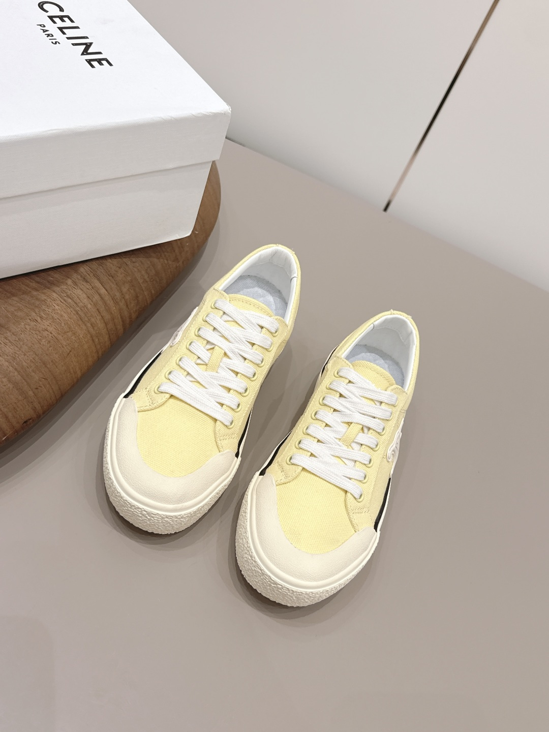 NO:872876,: Thick-soled 'Exclusive top version' CELlN*Celin 2026vs spring and summer Paris fashion conference latest popular casual series... [Round-toe color-blocked thick-soled casual shoes] Fashion trendy casual lovers' trendy models counter authentic 1-1 early autumn Korean trend version!  The counter recommends a top quality product with perfect workmanship and perfect details, counter quality!  Contrasting color positioning and splicing design!  Fashionable and casual personality!  Look like a goddess on your feet!  Simple line design, three-dimensional cutting, super invincible style, looks good no matter how you match it, super popular elements and colors, the whole set is youthful and beautiful, relaxed and eye-catching in the crowd, casual, comfortable, fashionable and versatile, a high-quality casual suit without any sense of age... Fabric: Original customized military canvas Lining: Original customized sheepskin Foot: Original injection molded pad Outsole: Original open-molded TPU molded sole Packaging: Original full set of packaging  Size: 35-39 (40.41. Customization is non-refundable) Color: Official website updated simultaneously, casual shoes/sports shoes, sneakers, sheepskin19860909: 厚底《独家顶级版本》 CELlN*赛*琳2026vs春夏巴黎时装发布会最新爆款休闲系列……【圆头拼色厚底休闲鞋】 时尚潮流休闲情女潮流款专柜正品1-1早秋韩潮流版！专柜推荐一个顶级好东西做工,细节都堪称完美,专柜品质！撞色定位拼接设计！时尚休闲个性！上脚大气女神范！简约线条设计,立体剪栽,超级无敌有范儿,怎么搭配都好看,超级流行的元素和颜色整套穿着青春靓丽,轻松自在的在人群中吸晴养眼穿着效果,休闲舒适又时尚百搭,没有年龄感的高品质休闲套装…… 面料: 原版定制军工帆布 内里: 原版定制羊皮 垫脚: 原版注塑成型垫 大底: 原版开模TPU成型底 包装: 原版全套包装 码数: 35-39（40.41.定制不退换） 颜色: 官网同步更新,休闲鞋/运动鞋,sneakers,sheepskin,Women's Shoes