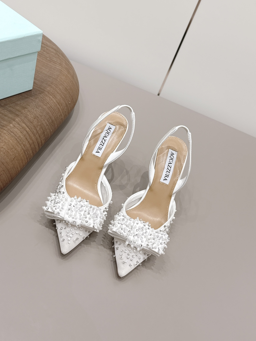 NO:872909,'Exclusive top version' AQUAZZURA niche trendy brand ~ 26vs spring and summer's latest popular shoe series... [Pointed beaded high-heeled shoes] are really beautiful!  A new niche brand, every color is beautiful, every pair is handmade, the upper is full of flowers, and has the beauty of blooming flowers. Every color has a unique outfit, and every style is exclusive to everyone!  Beauty is different, that's how the world should be!  It’s super comfortable on your feet!  !  The fit is also very friendly!  Original custom-made silk cloth/mesh/beaded craftsmanship for the upper. Original custom-made sheepskin lining. Original custom-made leather outsole. Heel height 9.5cm. Size 35-39 (customized at 34.40.41.42.43). The color is updated simultaneously on the official website. Sandals, high heels, sheepskin, real silk, Leather soles19860909《独家顶级版本》 AQUAZZURA小众潮牌～26vs春夏最新爆款单鞋系列…【尖头珠钻高跟单鞋】 真的的美死了！新款小众品牌,每一个颜色都很好看 每一双都是手工制作,鞋面繁花,有繁花似锦的美意 每一个颜色都有独特的穿搭,搭配出的每种风格,都是每个人的专属！ 美丽各有不同,世界本该如此！上脚超级舒适的哦！！版型也很友好！ 鞋面原版定制真丝布/网纱/珠钻工艺 内里原版定制羊皮 大底原版定制真皮大底 跟高9.5cm 码数35-39（34.40.41.42.43定制） 颜色官网同步更新,高跟鞋凉鞋,sandals,high heels,sheepskin,real silk,Leather soles,Women's Shoes