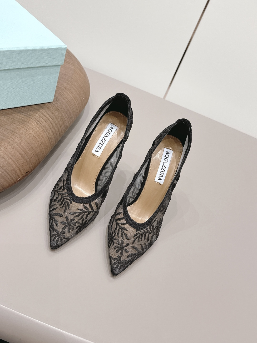 NO:872851,'Exclusive top version' AQUAZZURA niche trendy brand ~ 26vs spring and summer's latest popular shoe series... [Pointed lace high-heeled shoes] are really beautiful!  A new niche brand, every color is beautiful, every pair is handmade, the upper is full of flowers, and has the beauty of blooming flowers. Every color has a unique outfit, and every style is exclusive to everyone!  Beauty is different, that's how the world should be!  It’s super comfortable on your feet!  !  The fit is also very friendly!  Original custom mesh/electric embroidery craft for the upper, original custom sheepskin lining, original custom leather outsole, heel height 10.5cm, size 35-39 (customized at 34.40.41.42.43), colors updated simultaneously on the official website, high heels, sheepskin, Leather soles19860909《独家顶级版本》 AQUAZZURA小众潮牌～26vs春夏最新爆款单鞋系列…【尖头蕾丝高跟单鞋】 真的的美死了！新款小众品牌,每一个颜色都很好看 每一双都是手工制作,鞋面繁花,有繁花似锦的美意 每一个颜色都有独特的穿搭,搭配出的每种风格,都是每个人的专属！ 美丽各有不同,世界本该如此！上脚超级舒适的哦！！版型也很友好！ 鞋面原版定制网纱/电绣工艺 内里原版定制羊皮 大底原版定制真皮大底 跟高10.5cm 码数35-39（34.40.41.42.43定制） 颜色官网同步更新,高跟鞋单鞋,high heels,sheepskin,Leather soles,Women's Shoes