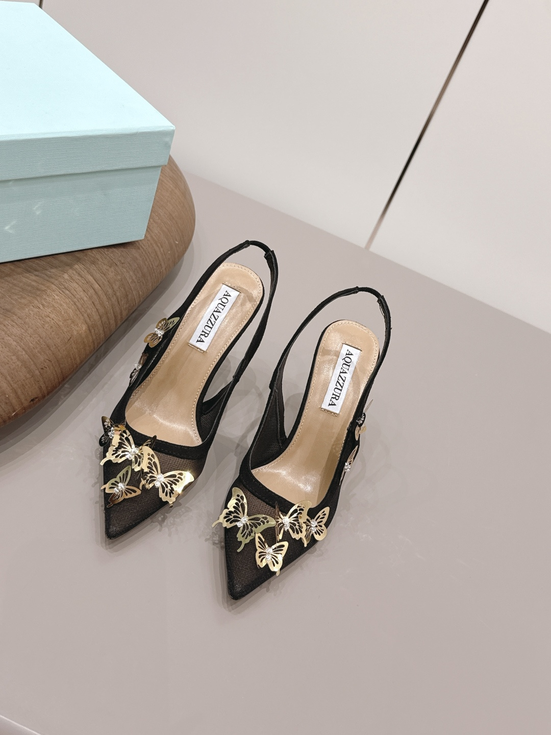 NO:872887,'Exclusive top version' AQUAZZURA niche trendy brand ~ 26vs spring and summer's latest popular shoe series... [Pointed high-heeled sandals] are really beautiful!  A new niche brand, every color is beautiful, every pair is handmade, the upper is full of flowers, and has the beauty of blooming flowers. Every color has a unique outfit, and every style is exclusive to everyone!  Beauty is different, that's how the world should be!  It’s super comfortable on your feet!  !  The fit is also very friendly!  Upper original customized cashmere/mesh/butterfly buckle Original customized sheepskin lining Original customized leather outsole Heel height 9.5cm Size 35-39 (34.40.41.42.43 customized) Color official website updated simultaneously, sandals, high heels, sheepskin, Leather soles19860909《独家顶级版本》 AQUAZZURA小众潮牌～26vs春夏最新爆款单鞋系列…【尖头高跟凉鞋】 真的的美死了！新款小众品牌,每一个颜色都很好看 每一双都是手工制作,鞋面繁花,有繁花似锦的美意 每一个颜色都有独特的穿搭,搭配出的每种风格,都是每个人的专属！ 美丽各有不同,世界本该如此！上脚超级舒适的哦！！版型也很友好！ 鞋面原版定制羊绒/网纱/蝴蝶花扣 内里原版定制羊皮 大底原版定制真皮大底 跟高9.5cm 码数35-39（34.40.41.42.43定制） 颜色官网同步更新,高跟鞋凉鞋,sandals,high heels,sheepskin,Leather soles,Women's Shoes