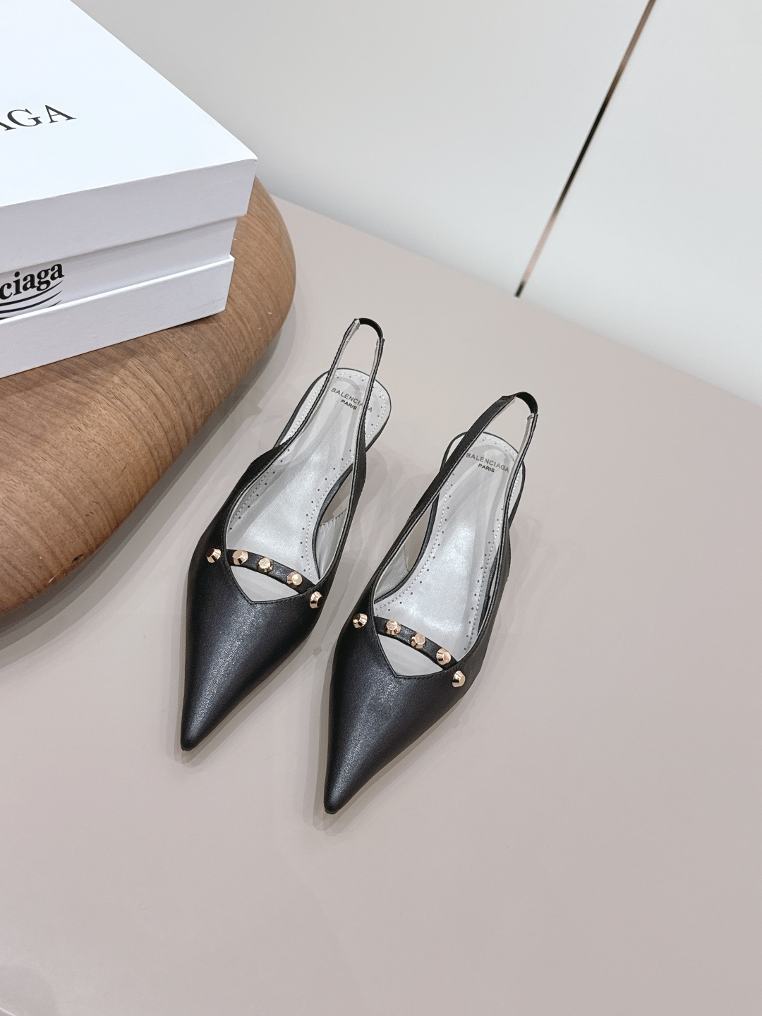 NO:872831,: 'Exclusive top version' B*ALENCIAG*A~2026 vs spring and summer fashion shoes series... [Pointed toe back empty shoes] The unique foot mask shape has won the hearts of women, cute personality, comfortable and soft on the feet, elegant and generous, a must-have item for fashion people... Fabric original custom sheepskin Lining original custom sheepskin Foot pads original custom sheepskin Outsole Original custom leather outsole Heel height 5cm Original full package packaging  Size 35-44 (34.40.41.42.43. Customized) Color: Official website updated simultaneously, high heels and sandals, sandals, high heels, sheepskin, Leather soles19860909: 《独家顶级版本》 B*ALENCIAG*A~2026vs春夏时装单鞋系列……【尖头后空单鞋】 别具一格的脚膜造型深得女人心 可爱个性 上脚舒适柔软 优雅大方 潮人必备单品…… 面料原版定制羊皮 内里原版定制羊皮 垫脚原版定制羊皮 大底原版定制真皮大底 跟高5cm 包装原版全套包装 码数35-44（34.40.41.42.43.定制） 颜色:官网同步更新,高跟鞋凉鞋,sandals,high heels,sheepskin,Leather soles,Women's Shoes