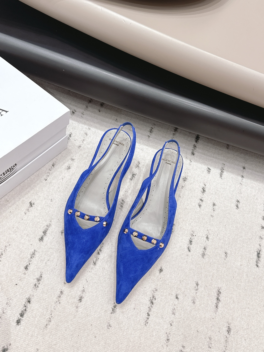 NO:872840,: 'Exclusive top version' B*ALENCIAG*A~2026 vs spring and summer fashion shoes series... [Pointed toe back empty shoes] The unique foot mask shape has won the hearts of women, cute personality, comfortable and soft on the feet, elegant and generous, a must-have item for fashion people... The fabric is original custom cashmere, the lining is original custom sheepskin, the foot pads are original custom sheepskin, the outsole is original custom leather outsole, the heel height is 5cm, the packaging is original and complete.  Size 35-44 (34.40.41.42.43. Customized) Color: Official website updated simultaneously, high heels and sandals, sandals, high heels, sheepskin, Leather soles19860909: 《独家顶级版本》 B*ALENCIAG*A~2026vs春夏时装单鞋系列……【尖头后空单鞋】 别具一格的脚膜造型深得女人心 可爱个性 上脚舒适柔软 优雅大方 潮人必备单品…… 面料原版定制羊绒 内里原版定制羊皮 垫脚原版定制羊皮 大底原版定制真皮大底 跟高5cm 包装原版全套包装 码数35-44（34.40.41.42.43.定制） 颜色:官网同步更新,高跟鞋凉鞋,sandals,high heels,sheepskin,Leather soles,Women's Shoes