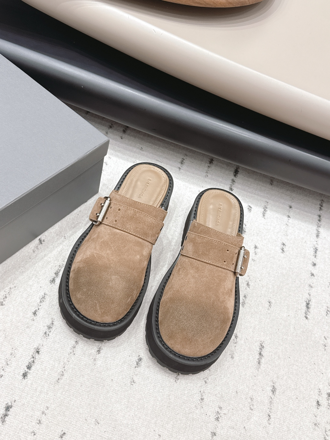 NO:872865,: 'Exclusive top version' BALENCIAG* Balenciaga 2026 vs new spring and summer thick-soled casual series... [Round-toe thick-soled half-slip casual shoes] Balenciaga has released retro thick-soled casual shoes this year!  The chubby big head is so cute!  The dark retro Roman half-slip casual shoes are really slimming and have a huge chance of turning heads!  The disassembly of the original version is not only the same as the original material, but also the small details are the same as ZP!  Fabric: Original customized cowhide/distressed craftsmanship Lining: Original customized cowhide Foot: Original customized sheepskin Outsole: Original molded combination sole Packaging: Original full set of packaging Code number: 35-39 (34.40.41.42.43 customized) Color: Official simultaneous update, half drag, balenciaga, balenciaga, cowhide, sheepskin19860909: 《独家顶级版本》  BALENCIAG*巴黎世*家2026vs春夏新款厚底休闲系列……【圆头厚底半拖休闲鞋】 巴黎世家今年又出复古厚底休闲鞋！胖嘟嘟大头这么可爱啊！黑暗系的复古罗马半拖休闲鞋真的太显瘦了 回头率巨高！原版拆解不仅是材质和原版一样就连小细节都跟zp无区别！ 面料: 原版定制牛猄/做旧工艺 内里: 原版定制牛皮 垫脚: 原版定制羊皮 大底: 原版开模组合底 包装: 原版全套包装 码数: 35-39（34.40.41.42.43定制） 颜色:官方同步更新,半拖,balenciaga,balenciaga,cowhide,sheepskin,Women's Shoes