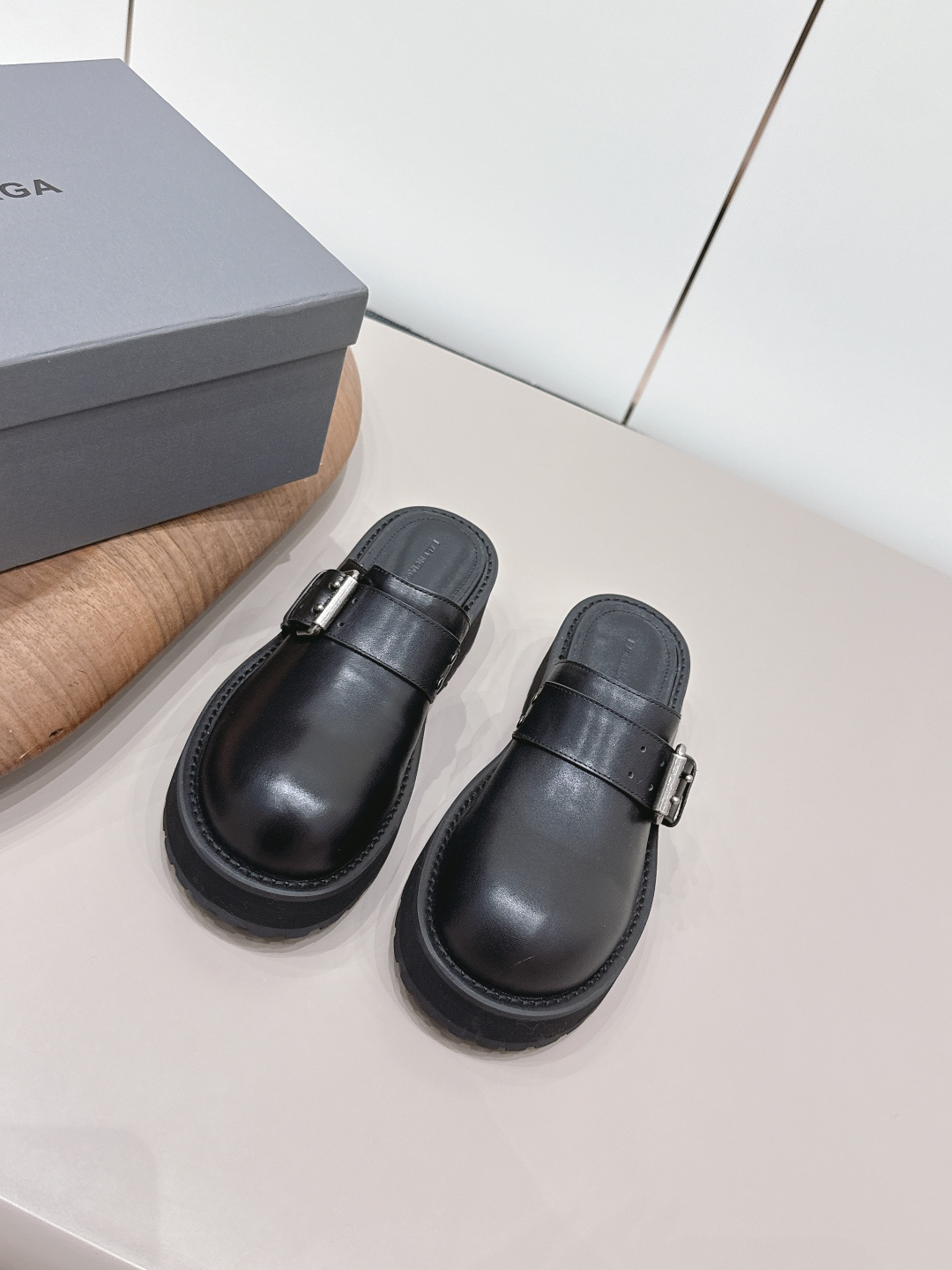 NO:872852,: 'Exclusive top version' BALENCIAG* Balenciaga 2026 vs new spring and summer thick-soled casual series... [Round-toe thick-soled half-slip casual shoes] Balenciaga has released retro thick-soled casual shoes this year!  The chubby big head is so cute!  The dark retro Roman half-slip casual shoes are really slimming and have a huge chance of turning heads!  The disassembly of the original version is not only the same as the original material, but also the small details are the same as ZP!  Fabric: Original customized cowhide Lining: Original customized cowhide Foot: Original customized sheepskin Outsole: Original molded combination sole Packaging: Original full set of packaging Code number: 35-39 (34.40.41.42.43 customized) Color: Official simultaneous update, half drag, balenciaga, balenciaga, cowhide, sheepskin19860909: 《独家顶级版本》  BALENCIAG*巴黎世*家2026vs春夏新款厚底休闲系列……【圆头厚底半拖休闲鞋】 巴黎世家今年又出复古厚底休闲鞋！胖嘟嘟大头这么可爱啊！黑暗系的复古罗马半拖休闲鞋真的太显瘦了 回头率巨高！原版拆解不仅是材质和原版一样就连小细节都跟zp无区别！ 面料: 原版定制牛皮 内里: 原版定制牛皮 垫脚: 原版定制羊皮 大底: 原版开模组合底 包装: 原版全套包装 码数: 35-39（34.40.41.42.43定制） 颜色:官方同步更新,半拖,balenciaga,balenciaga,cowhide,sheepskin,Women's Shoes