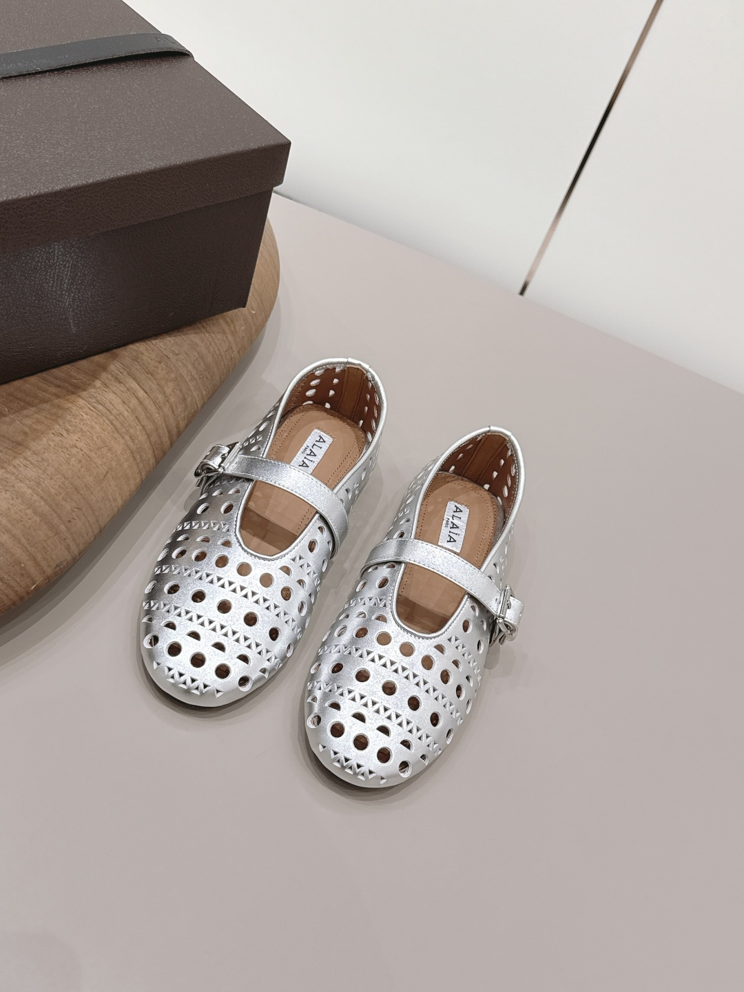 NO:872821,: 'Exclusive top version' Niche ALAIA 2026 vs spring and summer round toe shoes series... [Round toe punched flat shoes] ALAIA has another sexy side. With different styles, different styles can be easily controlled, whether jeans, suit pants, or pleated skirts, it can upgrade your outfit to fashion, elegance and excellence. Fabric: Original custom cowhide/punching process Lining: Original custom sheepskin Foot pads: Original custom sheepskin Outsole:  Original molded base Size: 35-39 (40. Customization is non-refundable) Packaging: Original full set of packaging Color: Official website updated simultaneously, single shoes, alaia, skirts, jeans, business suit, cowhide, sheepskin19860909: 《独家顶级版本》  小众ALAIA 2026vs春夏圆头单鞋系列……【圆头冲孔平底单鞋】 阿莱娅还有另外性感的一面 配上不同款式,不同风格都能轻松驾驭,无论牛仔裤,西装裤,还是百褶裙,都能将你的穿搭提升到时尚,优雅和卓越之中 面料: 原版定制牛皮/冲孔工艺 内里: 原版定制羊皮 垫脚: 原版定制羊皮 大底: 原版开模成型底 码数: 35-39（40.定制不退换） 包装: 原版全套包装 颜色:官网同步更新,单鞋,alaia,skirts,jeans,business suit,cowhide,sheepskin,Women's Shoes