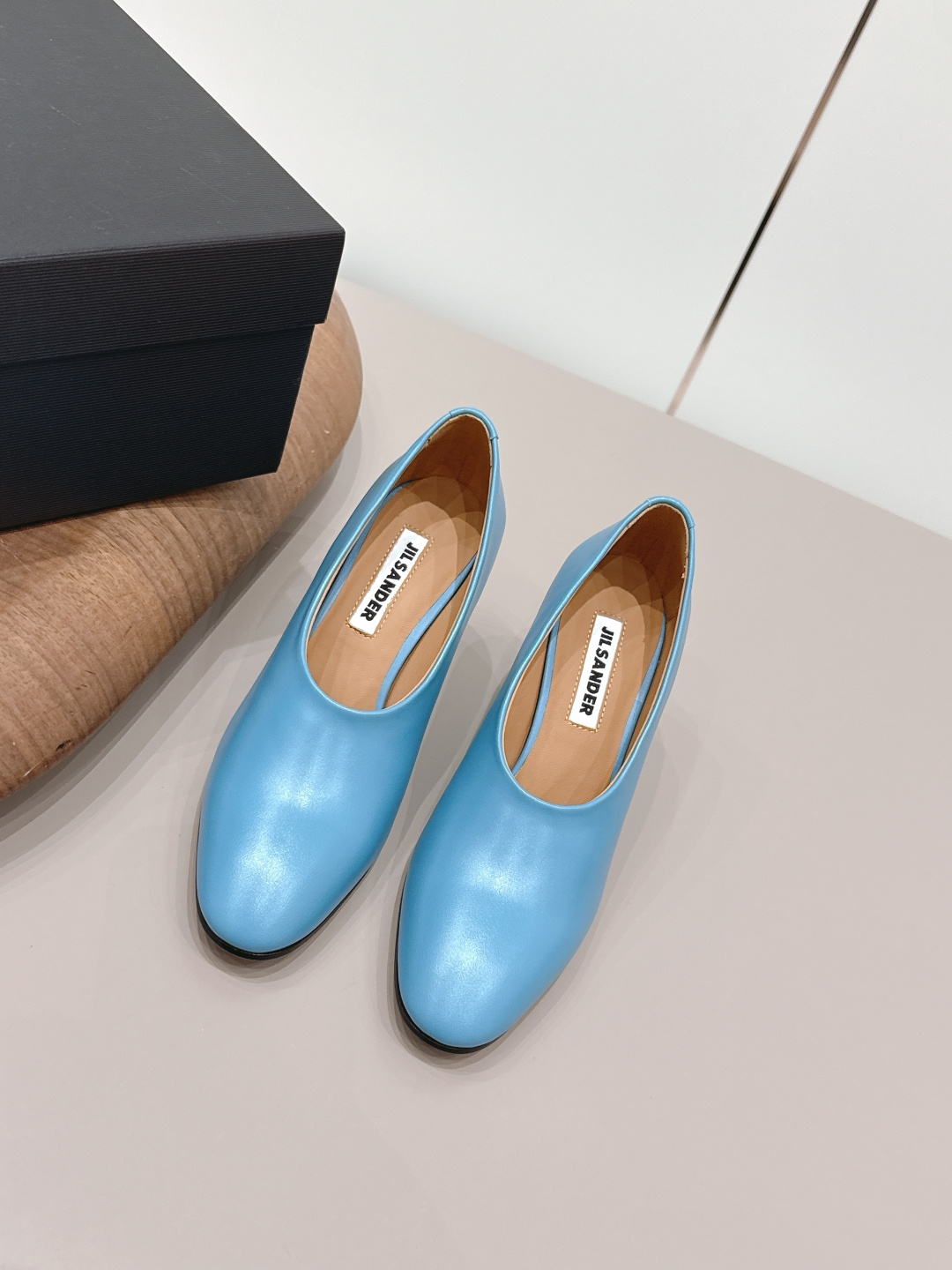 NO:872920,: [Exclusive top version] JIL SANDER 26vs spring and summer fashion new shoe series...[Round toe thick heel shoes] A must-have item that fashionistas must not miss, without any complicated decoration, excellent vintage texture, pure and minimalist, neat and poetic, super versatile and easy to dress... Fabric: Original customized cowhide Lining: Original customized sheepskin Foot: Original customized sheepskin Outsole: Original customized leather outsole  Size: 35-39 (40. Customization is non-returnable) Packaging: Original full set of packaging Heel height: 8cm, high-heeled shoes, jil sander, jil sander, high heels, cowhide, sheepskin, Leather soles19860909:【独家顶级版本】 JIL SANDER吉尔桑达26vs春夏时装新款单鞋系列…【圆头粗跟单鞋】 时髦精绝对不能错过的必入款,没有任何繁杂装饰,质感极好的vintage感,纯粹和极简做得利落又诗意 超级百搭不易装款…… 面料: 原版定制牛皮 内里: 原版定制羊皮 垫脚: 原版定制羊皮 大底: 原版定制真皮大底 码数: 35-39（40.定制不退换） 包装: 原版全套包装 跟高: 8cm,高跟鞋单鞋,jil sander,jil sander,high heels,cowhide,sheepskin,Leather soles,Women's Shoes