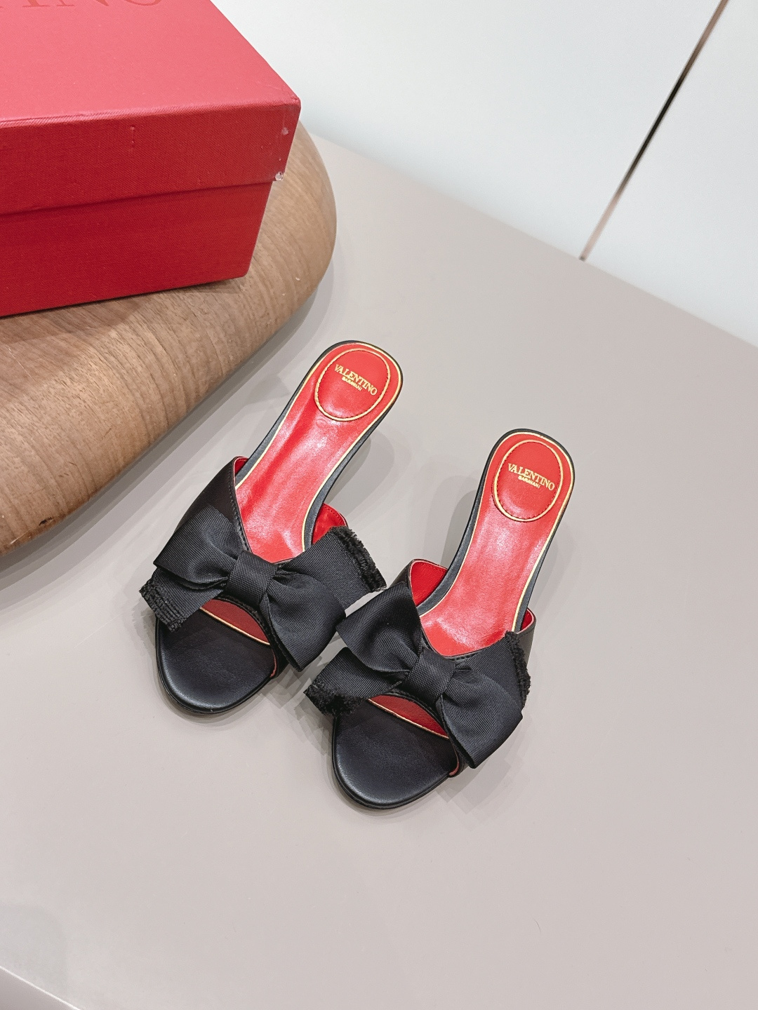 NO:872770,: 'Exclusive top version' VALENTIN*O 26 vs the latest spring and summer fashion sandals series... [Round-head bow sandals] Ms. Valentino loves simple and irresistible styles. The combination shows a unique dressing style, free mix and match to shine and keep up with the pace of European and American fashion!  !  !  The top-notch craftsmanship and texture are perfectly presented. No matter any details, you can compare them with the counters. You can enter and exit the counters at will with the best quality products!  !  Fabric: Original customized sheepskin/bow Lining: Original customized sheepskin Foot pads: Original customized sheepskin Outsole: Original customized leather outsole Heel height: 5.5cm Size: 35-39 (40.41. Customization is non-refundable) Packaging: Original full set of packaging Color: Official website updated simultaneously, high heels and slippers, valentino, valentino, sandals, high heels, slippers, sheepskin, Leather soles19860909: 《独家顶级版本》 VALENTIN*O华伦*天奴26vs春夏最新时装凉鞋系列……【圆头蝴蝶结凉拖】 华伦天奴女士钟爱简约又难以抗拒系,搭配展现与众不同的穿搭风格、自由混搭闪耀到位跟紧欧美风时尚步伐！！！ 顶级工艺质感完美呈现,无论任何细节均可对比专柜,最好级别的顶级货,随意进出专柜！！ 面料: 原版定制羊皮/蝴蝶结 内里: 原版定制羊皮 垫脚: 原版定制羊皮 大底: 原版定制真皮大底 跟高: 5.5cm 码数: 35-39（40.41.定制不退换） 包装: 原版全套包装 颜色: 官网同步更新,高跟鞋拖鞋,valentino,valentino,sandals,high heels,slippers,sheepskin,Leather soles,Women's Shoes