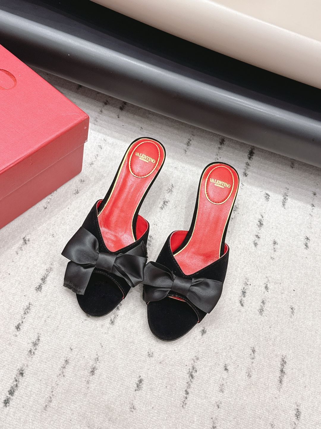 NO:872777,: 'Exclusive top version' VALENTIN*O 26 vs the latest spring and summer fashion sandals series... [Round-head bow sandals] Ms. Valentino loves simple and irresistible styles. The combination shows a unique dressing style, free mix and match to shine and keep up with the pace of European and American fashion!  !  !  The top-notch craftsmanship and texture are perfectly presented. No matter any details, you can compare them with the counters. You can enter and exit the counters at will with the best quality products!  !  Fabric: Original customized cashmere/bow Lining: Original customized sheepskin Foot pads: Original customized sheepskin Outsole: Original customized leather outsole Heel height: 5.5cm Size: 35-39 (40.41. Customization is non-refundable) Packaging: Original full set of packaging Color: Official website updated simultaneously, high heels and slippers, valentino, valentino, sandals, high heels, slippers, sheepskin, Leather soles19860909: 《独家顶级版本》 VALENTIN*O华伦*天奴26vs春夏最新时装凉鞋系列……【圆头蝴蝶结凉拖】 华伦天奴女士钟爱简约又难以抗拒系,搭配展现与众不同的穿搭风格、自由混搭闪耀到位跟紧欧美风时尚步伐！！！ 顶级工艺质感完美呈现,无论任何细节均可对比专柜,最好级别的顶级货,随意进出专柜！！ 面料: 原版定制羊绒/蝴蝶结 内里: 原版定制羊皮 垫脚: 原版定制羊皮 大底: 原版定制真皮大底 跟高: 5.5cm 码数: 35-39（40.41.定制不退换） 包装: 原版全套包装 颜色: 官网同步更新,高跟鞋拖鞋,valentino,valentino,sandals,high heels,slippers,sheepskin,Leather soles,Women's Shoes