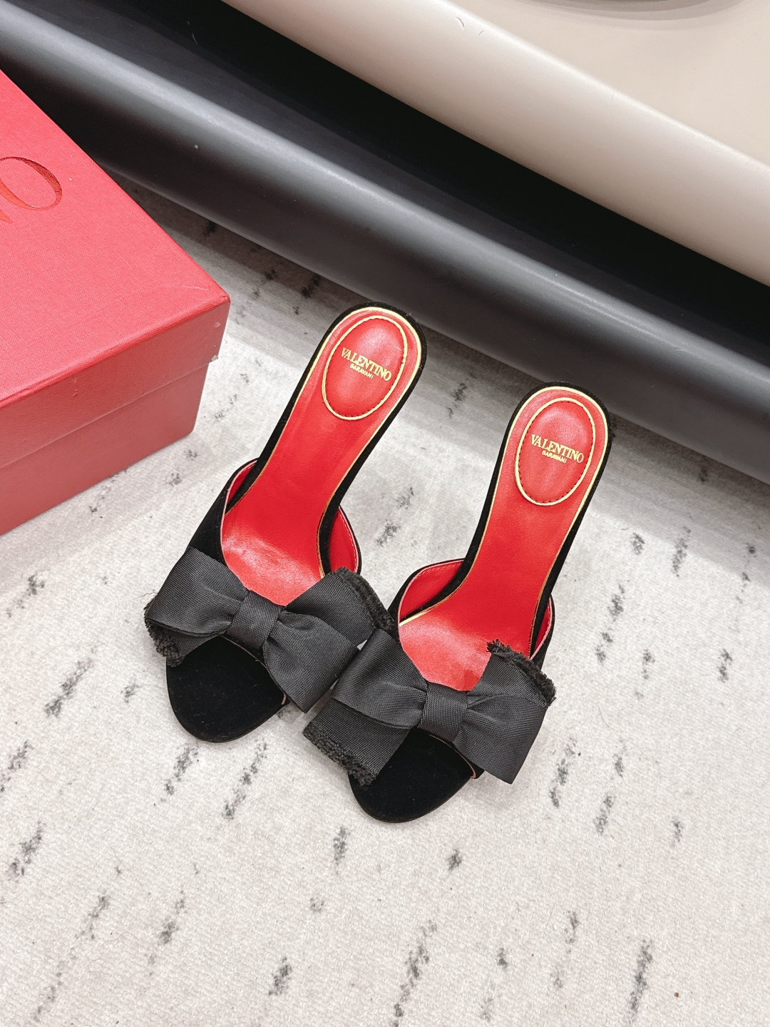 NO:872764,: 'Exclusive top version' VALENTIN*O 26 vs the latest spring and summer fashion sandals series... [Round-head bow sandals] Ms. Valentino loves simple and irresistible styles. The combination shows a unique dressing style, free mix and match to shine and keep up with the pace of European and American fashion!  !  !  The top-notch craftsmanship and texture are perfectly presented. No matter any details, you can compare them with the counters. You can enter and exit the counters at will with the best quality products!  !  Fabric: Original customized cashmere/bow Lining: Original customized sheepskin Foot pads: Original customized sheepskin Outsole: Original customized leather outsole Heel height: 10cm Size: 35-39 (40.41. Customization is non-refundable) Packaging: Original full set of packaging Color: Official website updated simultaneously, high heels and slippers, valentino, valentino, sandals, high heels, slippers, sheepskin, Leather soles19860909: 《独家顶级版本》 VALENTIN*O华伦*天奴26vs春夏最新时装凉鞋系列……【圆头蝴蝶结凉拖】 华伦天奴女士钟爱简约又难以抗拒系,搭配展现与众不同的穿搭风格、自由混搭闪耀到位跟紧欧美风时尚步伐！！！ 顶级工艺质感完美呈现,无论任何细节均可对比专柜,最好级别的顶级货,随意进出专柜！！ 面料: 原版定制羊绒/蝴蝶结 内里: 原版定制羊皮 垫脚: 原版定制羊皮 大底: 原版定制真皮大底 跟高: 10cm 码数: 35-39（40.41.定制不退换） 包装: 原版全套包装 颜色: 官网同步更新,高跟鞋拖鞋,valentino,valentino,sandals,high heels,slippers,sheepskin,Leather soles,Women's Shoes