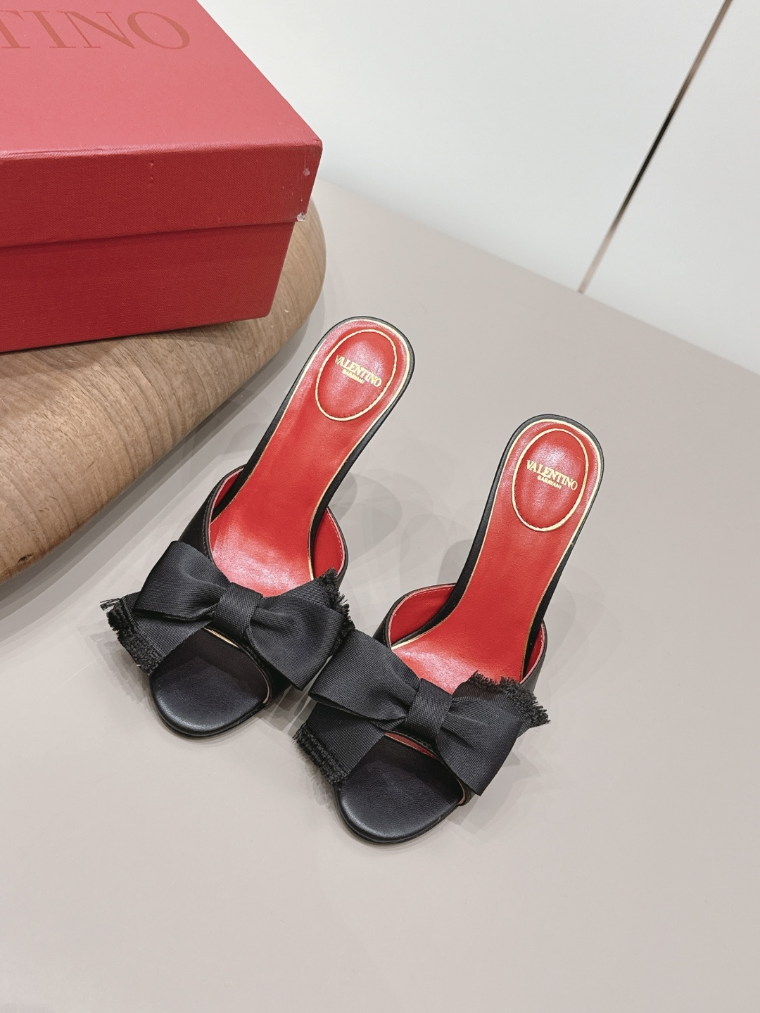 NO:872757,: 'Exclusive top version' VALENTIN*O 26 vs the latest spring and summer fashion sandals series... [Round-head bow sandals] Ms. Valentino loves simple and irresistible styles. The combination shows a unique dressing style, free mix and match to shine and keep up with the pace of European and American fashion!  !  !  The top-notch craftsmanship and texture are perfectly presented. No matter any details, you can compare them with the counters. You can enter and exit the counters at will with the best quality products!  !  Fabric: Original customized sheepskin/bow Lining: Original customized sheepskin Foot pads: Original customized sheepskin Outsole: Original customized leather outsole Heel height: 10cm Size: 35-39 (40.41. Customization is non-refundable) Packaging: Original full set of packaging Color: Official website updated simultaneously, high heels and slippers, valentino, valentino, sandals, high heels, slippers, sheepskin, Leather soles19860909: 《独家顶级版本》 VALENTIN*O华伦*天奴26vs春夏最新时装凉鞋系列……【圆头蝴蝶结凉拖】 华伦天奴女士钟爱简约又难以抗拒系,搭配展现与众不同的穿搭风格、自由混搭闪耀到位跟紧欧美风时尚步伐！！！ 顶级工艺质感完美呈现,无论任何细节均可对比专柜,最好级别的顶级货,随意进出专柜！！ 面料: 原版定制羊皮/蝴蝶结 内里: 原版定制羊皮 垫脚: 原版定制羊皮 大底: 原版定制真皮大底 跟高: 10cm 码数: 35-39（40.41.定制不退换） 包装: 原版全套包装 颜色: 官网同步更新,高跟鞋拖鞋,valentino,valentino,sandals,high heels,slippers,sheepskin,Leather soles,Women's Shoes