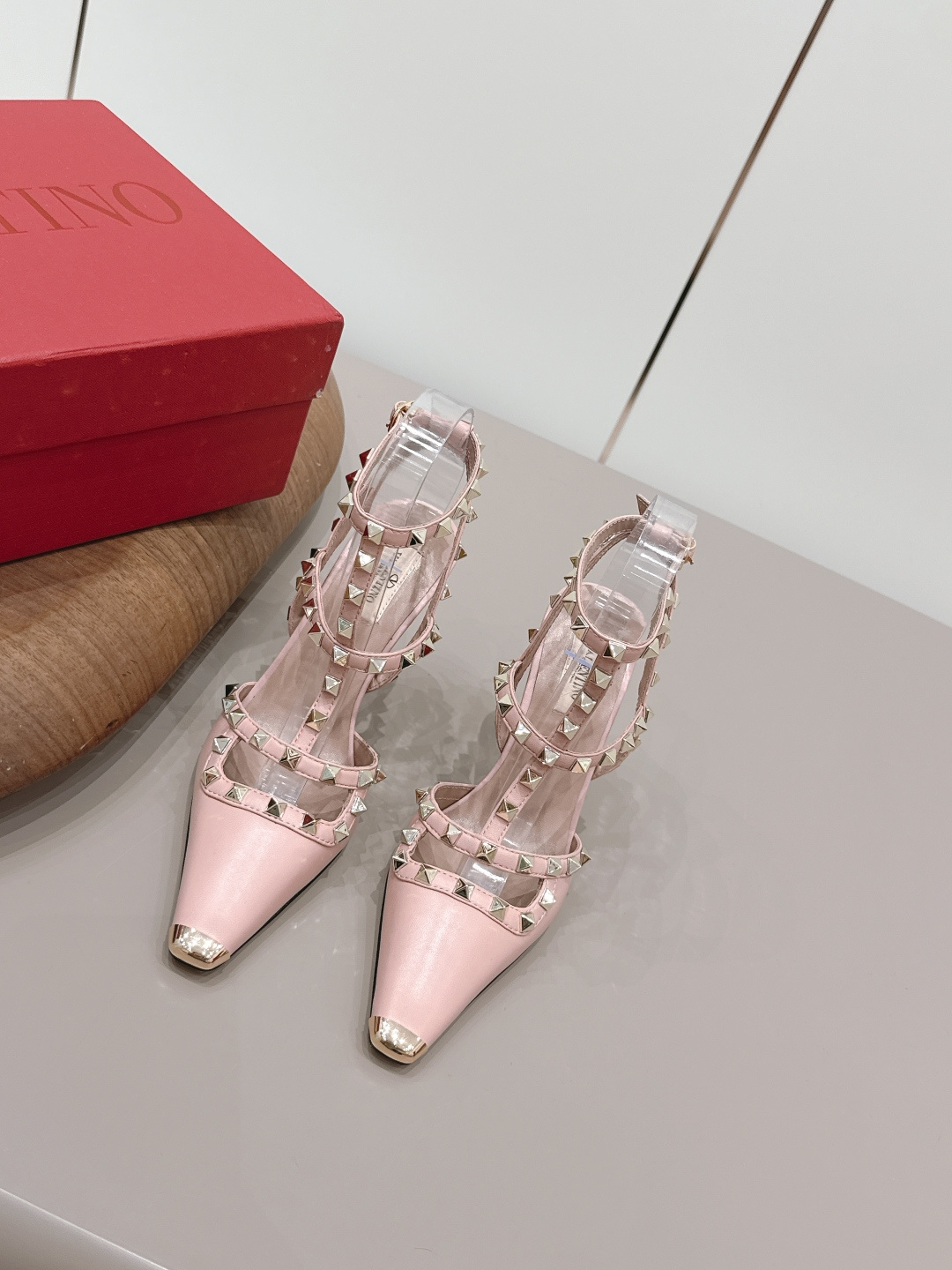 NO:872783,: 'Exclusive top version' VALENTIN*O 26 vs the latest spring and summer fashion sandals series... [Square-toe rivet high-heeled sandals] Ms. Valentino loves simplicity and irresistibility. The combination shows a unique dressing style, free mix and match to shine and keep up with the pace of European and American fashion!  !  !  The top-notch craftsmanship and texture are perfectly presented. No matter any details, you can compare them with the counters. You can enter and exit the counters at will with the best quality products!  !  Fabric: Original customized sheepskin rivet craftsmanship Lining: Original customized sheepskin Foot pads: Original customized sheepskin Outsole: Original customized leather outsole Heel height: 9.5cm Size: 35-39 (40.41. Customization is non-refundable) Packaging: Original full set of packaging Color: Official website updated simultaneously, high heels and sandals, valentino, valentino, sandals, high heels, sheepskin, Leather soles19860909: 《独家顶级版本》 VALENTIN*O华伦*天奴26vs春夏最新时装凉鞋系列……【方头柳钉高跟凉鞋】 华伦天奴女士钟爱简约又难以抗拒系,搭配展现与众不同的穿搭风格、自由混搭闪耀到位跟紧欧美风时尚步伐！！！ 顶级工艺质感完美呈现,无论任何细节均可对比专柜,最好级别的顶级货,随意进出专柜！！ 面料: 原版定制羊皮柳钉工艺 内里: 原版定制羊皮 垫脚: 原版定制羊皮 大底: 原版定制真皮大底 跟高: 9.5cm 码数: 35-39（40.41.定制不退换） 包装: 原版全套包装 颜色: 官网同步更新,高跟鞋凉鞋,valentino,valentino,sandals,high heels,sheepskin,Leather soles,Women's Shoes
