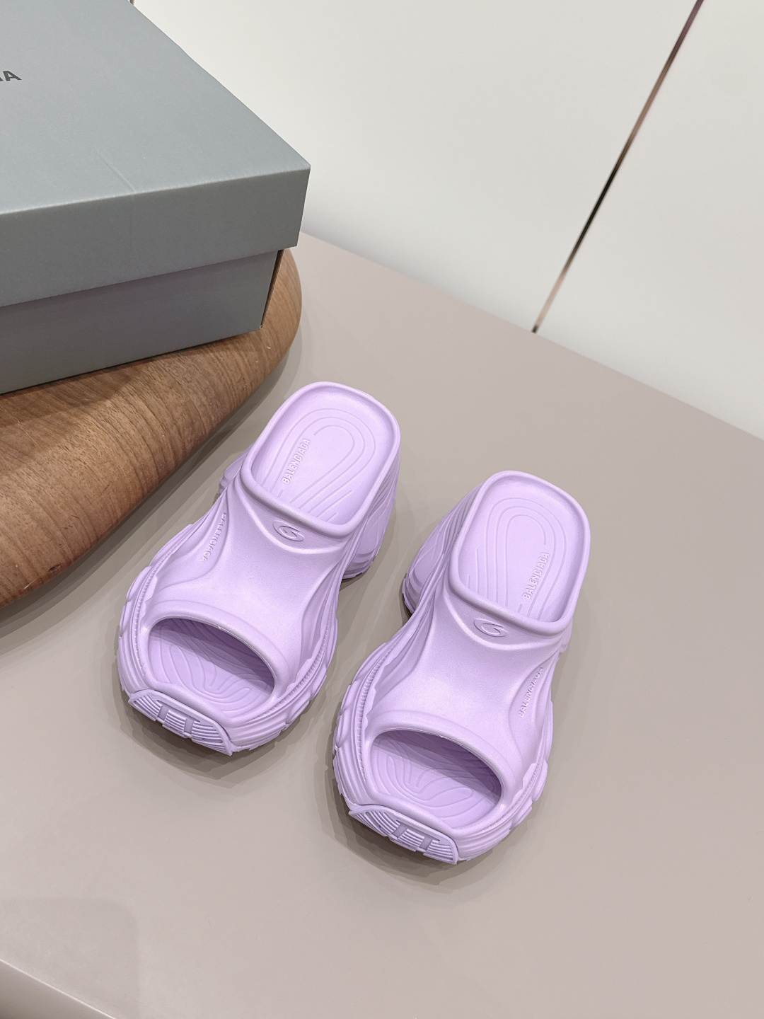 NO:872660,: 'Exclusive top version' Balenciaga Balenciaga 26 vs spring and summer sandals series... [Round-toe thick-soled sandals] Original purchase and development, one-to-one production Balenciaga. The overall shoe shape draws on the creative ideas of Balenciaga Track and Balenciaga Runner. It is equivalent to taking the Track shoe body while inheriting the Runner's streamlined shape and the beach thick-soled one-day molding process, used as a concave shape... Fabric: Original molded TPU one-piece molding Inner:  Original molded TPU one-piece molding Foot: Original molded TPU one-piece molded Outsole: Original molded TPU negative sheet combination Code number: 35-39 (40. Customized) Packaging: Original full set of packaging Color: Official website updated simultaneously, slippers, balenciaga, balenciaga, slippers19860909: 《独家顶级版本》 Balenciaga巴黎世家26vs春夏凉拖系列……【圆头厚底凉拖】 原版购入开发,一比一做货Balenciaga 整体鞋型汲取了Balenciaga Track和Balenciaga Runner两款鞋型的创作思路 相当于把 Track鞋身的同时继承了 Runner的流线造型和沙滩厚底一天成型工艺,用作凹造型…… 面料: 原版开模TPU一体成型 内里: 原版开模TPU一体成型 垫脚: 原版开模TPU一体成型 大底: 原版开模TPU底片组合 码数: 35-39（40.定制） 包装: 原版全套包装 颜色:官网同步更新,拖鞋,balenciaga,balenciaga,slippers,Women's Shoes