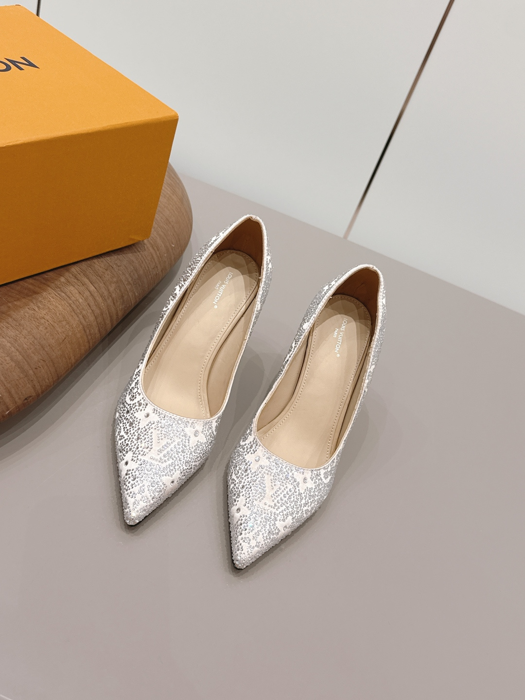 NO:872711,: 'Exclusive top version' LV donkey brand 2026 vs spring and summer Paris purchasing the latest popular fashion shoes series... [Pointed toe hot diamond shoes] Original buckle molding Comes with original logo Super dazzling At first glance, it looks high-end and classy, making you stand out - MATERIAL Material - Fabric: Original custom silk cloth/hot diamond craftsmanship Lining: Original custom sheepskin Foot pads: Original custom sheepskin Outsole:  Original customized genuine leather outsole Heel height: 9.5cm Packaging: Original complete package Number of yards: 35-39 (40.41. Customization is not returnable) Color: Official website updated simultaneously, high heels single shoes, louis vuitton, high heels, sheepskin, real silk, Leather soles19860909: 《独家顶级版本》 LV驴牌2026vs春夏夏巴黎代购最新爆款时装单鞋系列……【尖头烫钻单鞋】 原版扣开模 附带原版logo 超级炫美 一眼看上去就高端大气上档次,让你齁的柱所以主场 - MATERIAL 材质 - 面料: 原版定制真丝布/烫钻工艺 内里: 原版定制羊皮 垫脚: 原版定制羊皮 大底: 原版定制真皮大底 跟高: 9.5cm 包装: 原版全套包装 码数: 35-39（40.41.定制不退换） 颜色:官网同步更新,高跟鞋单鞋,louis vuitton,high heels,sheepskin,real silk,Leather soles,Women's Shoes