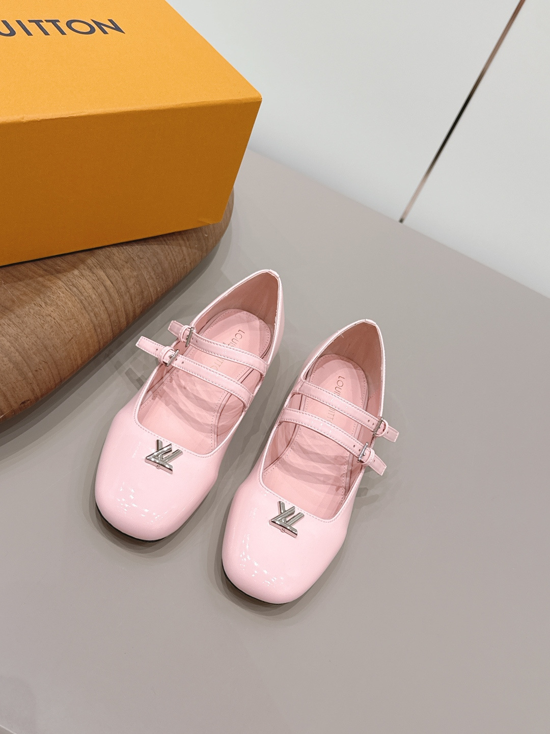 NO:872702,: 'Exclusive Top Version' LV Donkey Brand 2026 vs. Spring and Summer Paris Purchasing Latest Popular Fashion Shoes Series... [Round-Toe Flat Shoes] Original buckle molding. Comes with original logo. Super dazzling. It looks high-end and classy at first glance, making you stand out - MATERIAL Material - Fabric: Original custom patent leather/double-strap craftsmanship Lining: Original custom sheepskin Feet: Original custom sheepskin Outsole:  Original customized leather outsole Heel height: 1.0cm Packaging: Original full set of packaging Size: 35-39 (40.41. Customization is not returnable) Color: Official website updated simultaneously, single shoes, Louis Vuitton, sheepskin, Leather soles19860909: 《独家顶级版本》 LV驴牌2026vs春夏夏巴黎代购最新爆款时装单鞋系列……【圆头平底单鞋】 原版扣开模 附带原版logo 超级炫美 一眼看上去就高端大气上档次,让你齁的柱所以主场 - MATERIAL 材质 - 面料: 原版定制漆皮/双带工艺 内里: 原版定制羊皮 垫脚: 原版定制羊皮 大底: 原版定制真皮大底 跟高: 1.0cm 包装: 原版全套包装 码数: 35-39（40.41.定制不退换） 颜色:官网同步更新,单鞋,louis vuitton,sheepskin,Leather soles,Women's Shoes