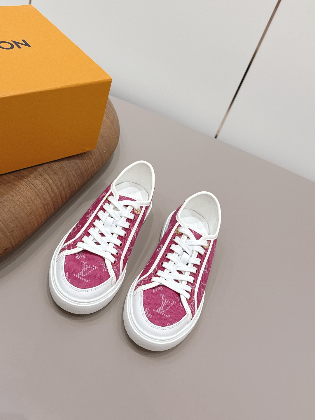 NO:872742,'Top Exclusive First Release' [Round Toe Color Block Casual Shoes] LV 26's early spring new color debut is really a new style. Sisters, it looks so good on your feet. Buy the original version at the counter and develop it one-to-one. All details, materials, and quality are the same as those at the counter, and you will get the latest luxurious packaging... Fabric: Original custom cowhide/jacquard denim Lining: Original custom sheepskin Foot pads: Original custom sheepskin Outsole: Original molded TPU molded sole Packaging:  Original upgraded full set of packaging Code number: 35-39 (40.41 customization is not returnable) Color: Official website updated simultaneously, casual shoes/sports shoes, louis vuitton, sneakers, cowhide, sheepskin19860909《顶级独家首发》【圆头拼色休闲鞋】 LV 26早春新色首发真的又是新一款王炸新款,姐妹们,上脚太好看啦专柜购买原版一比一开发,所有细节,材料,品质,跟专柜无区别,再送豪华最新大包装…… 面料: 原版定制牛皮/提花牛仔布 内里: 原版定制羊皮 垫脚: 原版定制羊皮 大底: 原版开模TPU成型底 包装: 原版升级全套包装 码数: 35-39（40.41定制不退换） 颜色:官网同步更新,休闲鞋/运动鞋,louis vuitton,sneakers,cowhide,sheepskin,Women's Shoes