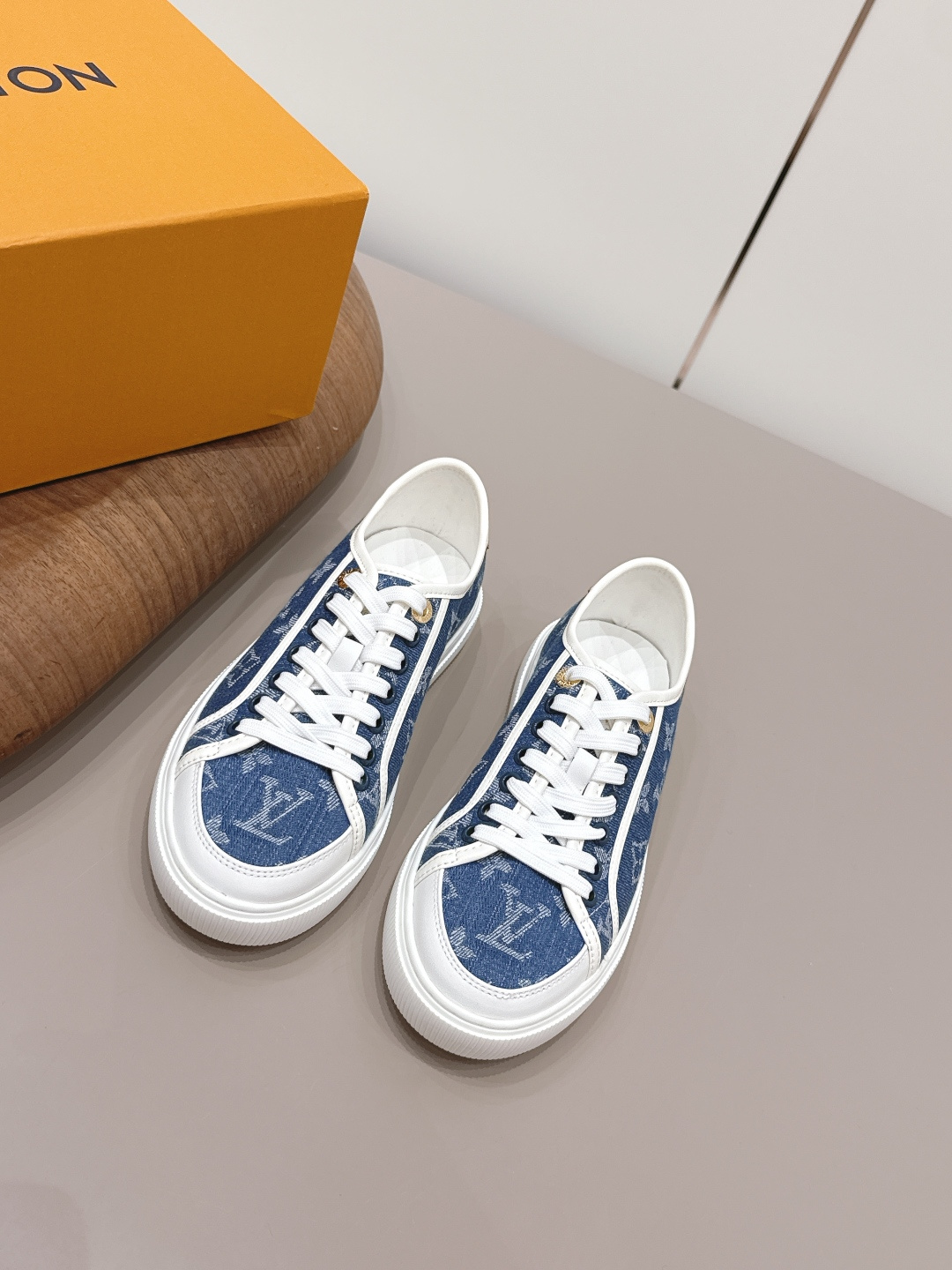 NO:872731,'Top Exclusive First Release' [Round Toe Color Block Casual Shoes] LV 26's early spring new color debut is really a new style. Sisters, it looks so good on your feet. Buy the original version at the counter and develop it one-to-one. All details, materials, and quality are the same as those at the counter, and you will get the latest luxurious packaging... Fabric: Original custom cowhide/jacquard denim Lining: Original custom sheepskin Foot pads: Original custom sheepskin Outsole: Original molded TPU molded sole Packaging:  Original upgraded full set of packaging Code number: 35-39 (40.41 customization is not returnable) Color: Official website updated simultaneously, casual shoes/sports shoes, louis vuitton, sneakers, cowhide, sheepskin19860909《顶级独家首发》【圆头拼色休闲鞋】 LV 26早春新色首发真的又是新一款王炸新款,姐妹们,上脚太好看啦专柜购买原版一比一开发,所有细节,材料,品质,跟专柜无区别,再送豪华最新大包装…… 面料: 原版定制牛皮/提花牛仔布 内里: 原版定制羊皮 垫脚: 原版定制羊皮 大底: 原版开模TPU成型底 包装: 原版升级全套包装 码数: 35-39（40.41定制不退换） 颜色:官网同步更新,休闲鞋/运动鞋,louis vuitton,sneakers,cowhide,sheepskin,Women's Shoes