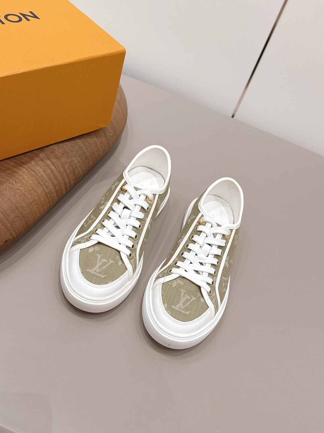 NO:872738,'Top Exclusive First Release' [Round Toe Color Block Casual Shoes] The first release of LV 26 new colors in early spring is really another new style. Sisters, it looks so good on your feet. Buy the original version at the counter and develop it one-to-one. All details, materials, and quality are the same as those at the counter, and you will get the latest luxury packaging... Fabric: Original customized cowhide/jacquard woven fabric Lining: Original customized sheepskin Foot pads: Original customized sheepskin Outsole: Original molded TPU molded sole Packaging:  Original upgraded full set of packaging Code number: 35-39 (40.41 customization is not returnable) Color: Official website updated simultaneously, casual shoes/sports shoes, louis vuitton, sneakers, cowhide, sheepskin19860909《顶级独家首发》【圆头拼色休闲鞋】 LV 26早春新色首发真的又是新一款王炸新款,姐妹们,上脚太好看啦专柜购买原版一比一开发,所有细节,材料,品质,跟专柜无区别,再送豪华最新大包装…… 面料: 原版定制牛皮/提花织布 内里: 原版定制羊皮 垫脚: 原版定制羊皮 大底: 原版开模TPU成型底 包装: 原版升级全套包装 码数: 35-39（40.41定制不退换） 颜色:官网同步更新,休闲鞋/运动鞋,louis vuitton,sneakers,cowhide,sheepskin,Women's Shoes