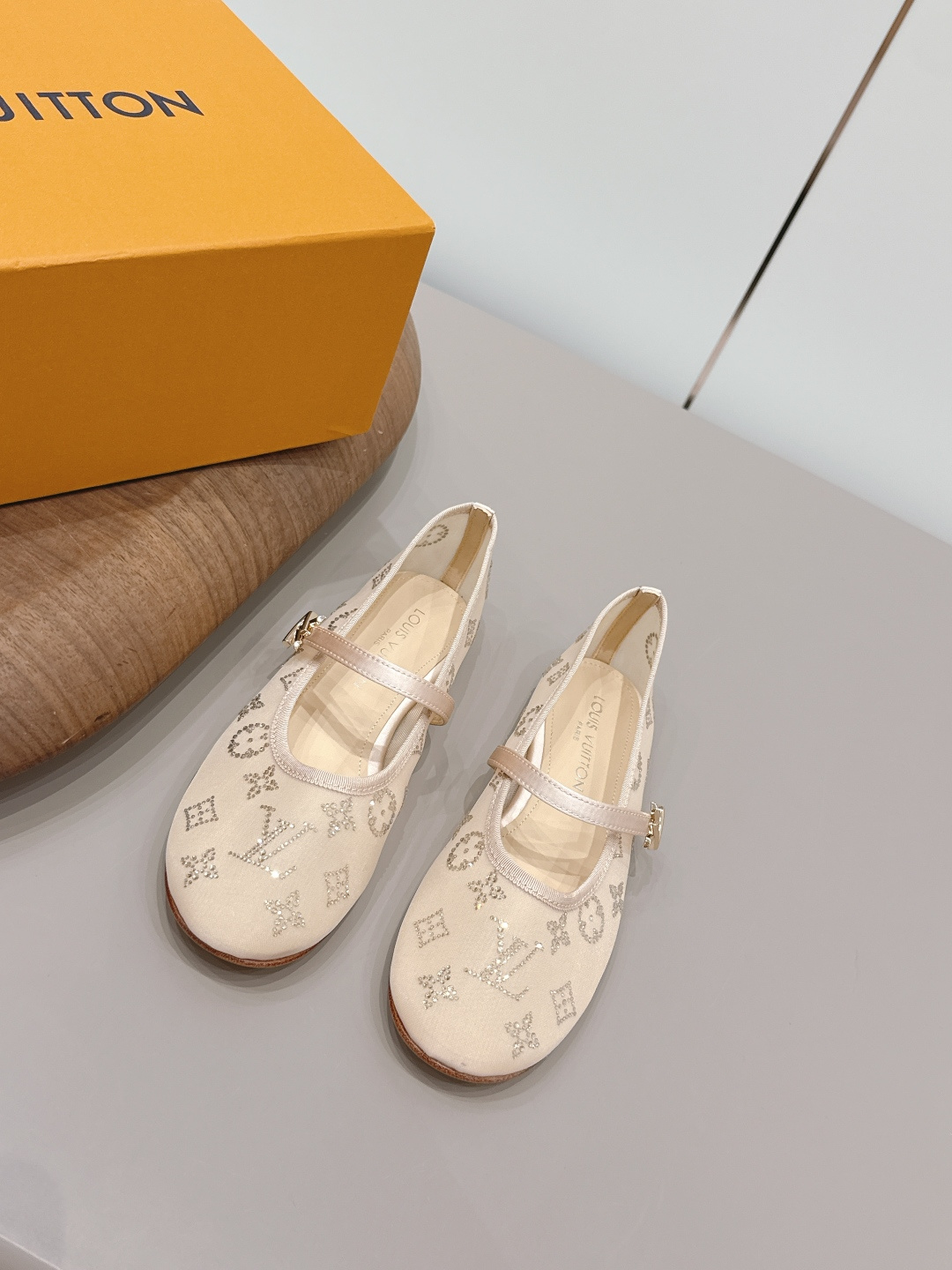 NO:871915,: 'Exclusive Top Version' LV Donkey Brand 2026 vs. Spring and Summer Paris Purchasing Latest Popular Fashion Shoes Series... [Round-Toe Flat Shoes] Original buckle molding. Comes with original logo. Super dazzling. It looks high-end and classy at first glance, making you stand out. - MATERIAL Material - Fabric: Original custom mesh/hot diamond process Inner: Original custom sheepskin Foot: Original custom sheepskin Outsole:  Original customized leather outsole Heel height: 1.0cm Packaging: Original full set of packaging Size: 35-39 (40.41. Customization is not returnable) Color: Official website updated simultaneously, single shoes, Louis Vuitton, sheepskin, Leather soles19860909: 《独家顶级版本》 LV驴牌2026vs春夏夏巴黎代购最新爆款时装单鞋系列……【圆头平底单鞋】 原版扣开模 附带原版logo 超级炫美 一眼看上去就高端大气上档次,让你齁的柱所以主场 - MATERIAL 材质 - 面料: 原版定制网纱/烫钻工艺 内里: 原版定制羊皮 垫脚: 原版定制羊皮 大底: 原版定制真皮大底 跟高: 1.0cm 包装: 原版全套包装 码数: 35-39（40.41.定制不退换） 颜色:官网同步更新,单鞋,louis vuitton,sheepskin,Leather soles,Women's Shoes