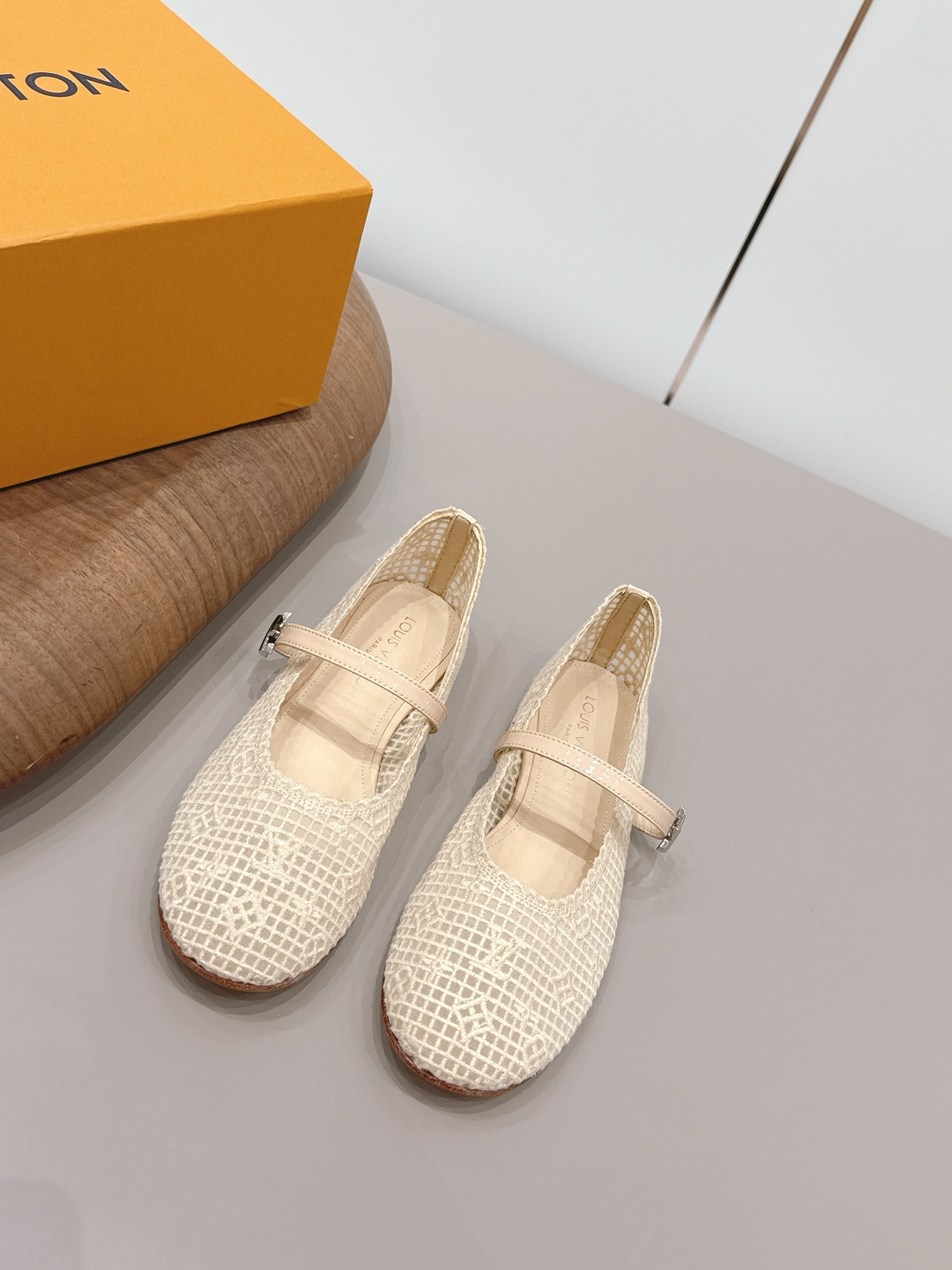 NO:871907,: 'Exclusive Top Version' LV Donkey Brand 2026 vs. Spring and Summer Paris Purchasing Latest Popular Fashion Shoes Series... [Round-Toe Flat Shoes] Original buckle molding. Comes with original logo. Super dazzling. At first glance, it looks high-end and classy, making you stand out. - MATERIAL Material - Fabric: Original custom mesh/electric embroidery process. Lining: Original custom sheepskin. Foot: Original custom sheepskin. Outsole:  Original customized leather outsole Heel height: 1.0cm Packaging: Original full set of packaging Size: 35-39 (40.41. Customization is not returnable) Color: Official website updated simultaneously, single shoes, Louis Vuitton, sheepskin, Leather soles19860909: 《独家顶级版本》 LV驴牌2026vs春夏夏巴黎代购最新爆款时装单鞋系列……【圆头平底单鞋】 原版扣开模 附带原版logo 超级炫美 一眼看上去就高端大气上档次,让你齁的柱所以主场 - MATERIAL 材质 - 面料: 原版定制网纱/电绣工艺 内里: 原版定制羊皮 垫脚: 原版定制羊皮 大底: 原版定制真皮大底 跟高: 1.0cm 包装: 原版全套包装 码数: 35-39（40.41.定制不退换） 颜色:官网同步更新,单鞋,louis vuitton,sheepskin,Leather soles,Women's Shoes